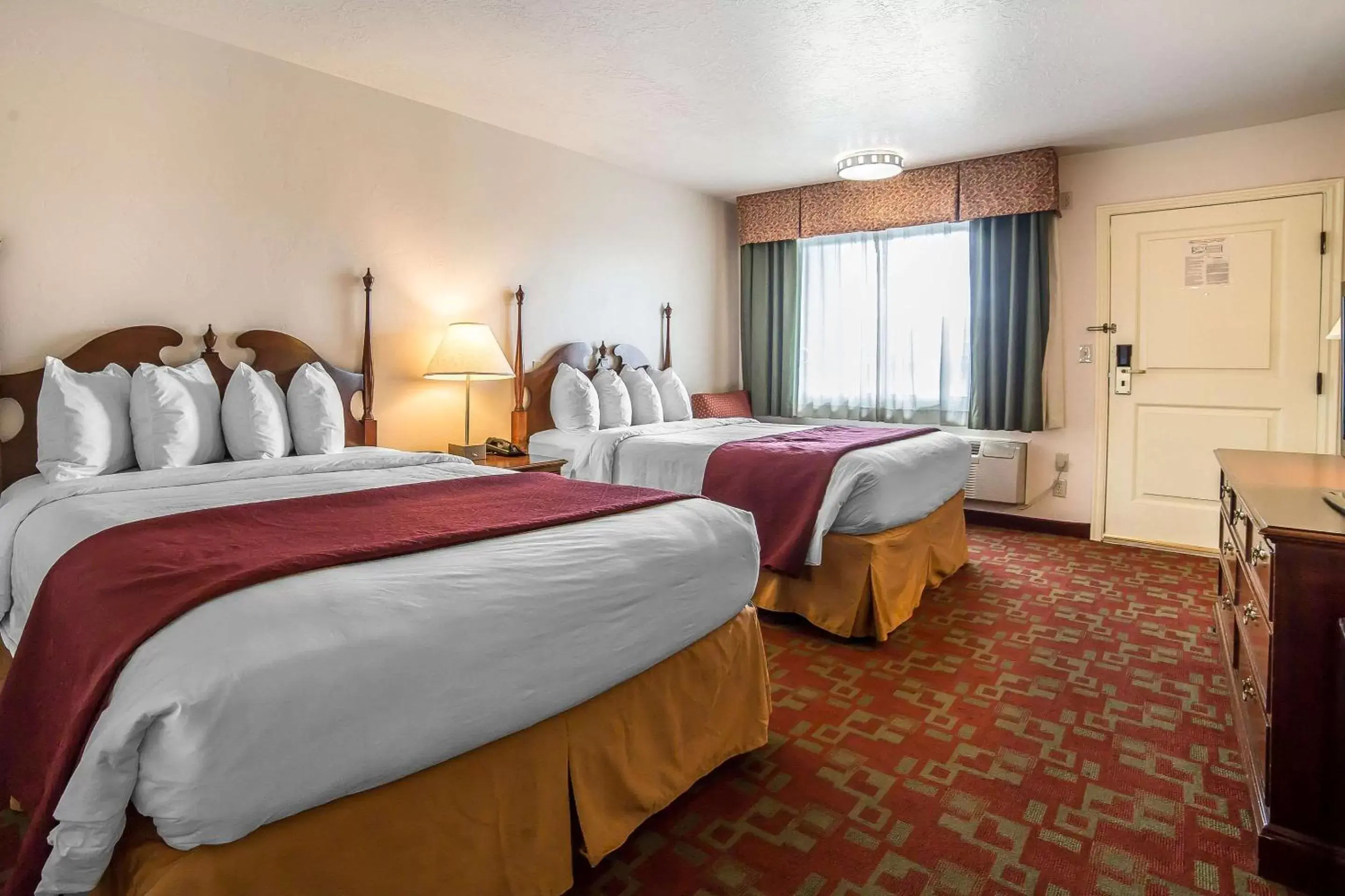 Photo of the whole room, Bed in Quality Inn Evanston near Wyoming Downs