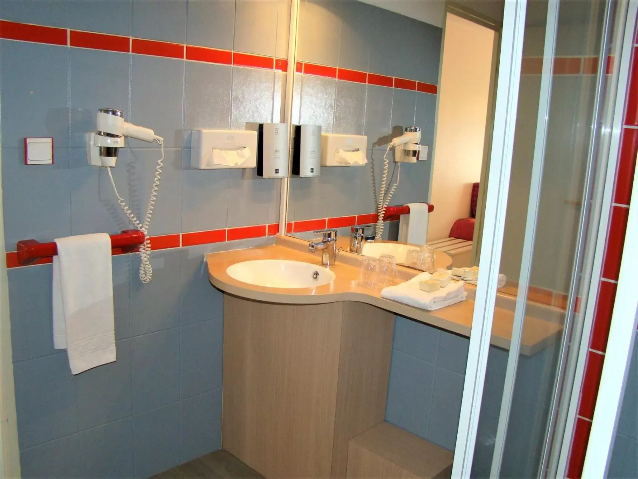 Bathroom in LOGIS Hôtel Le Moulin Des Gardelles