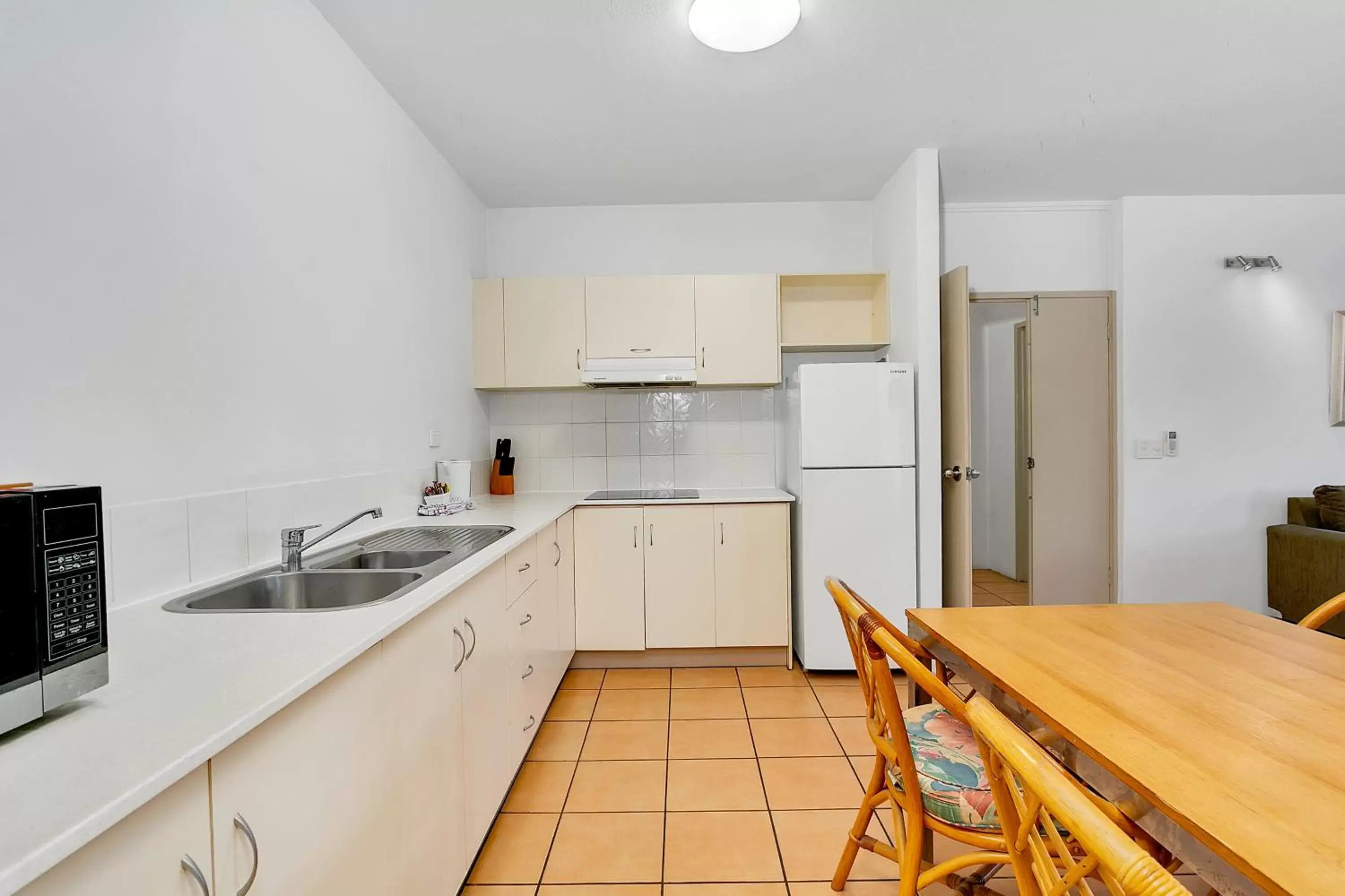 Kitchen or kitchenette, Kitchen/Kitchenette in Cairns Reef Apartments & Motel