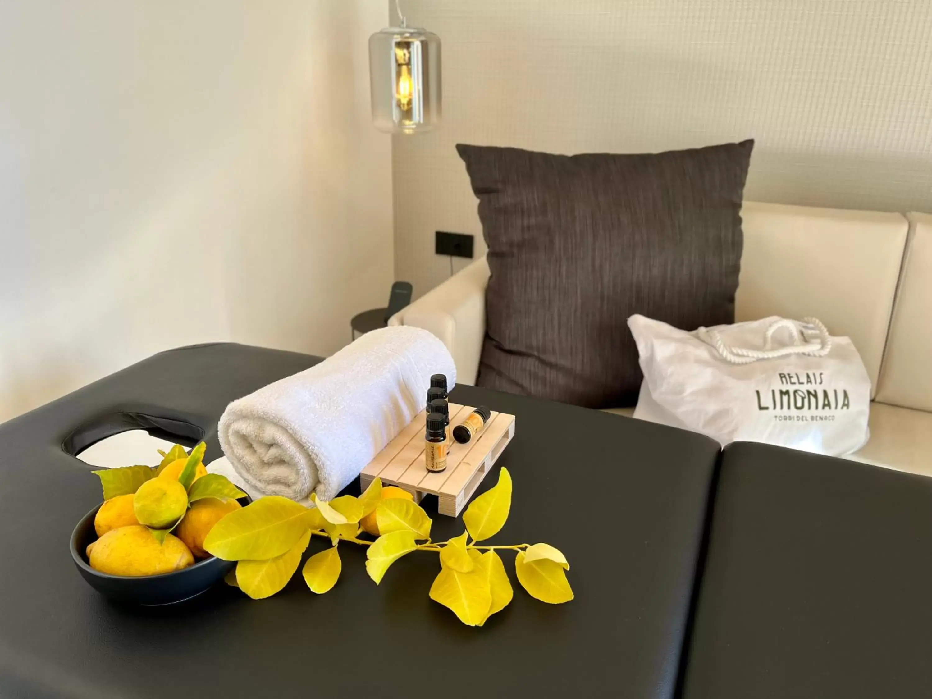 Massage, Bed in Relais Limonaia - Suites & Garden SPA