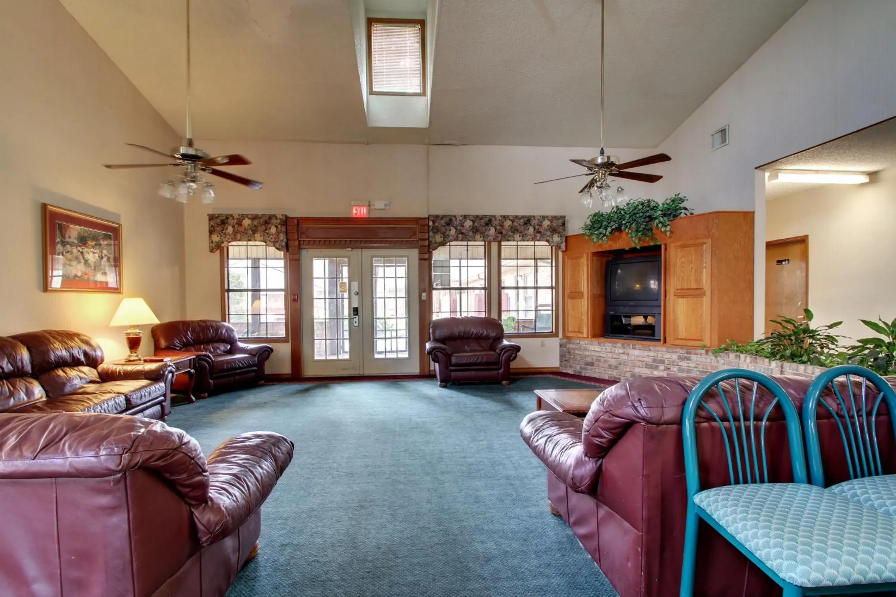 Communal lounge/ TV room, Seating Area in HOTEL DEL SOL - Pensacola