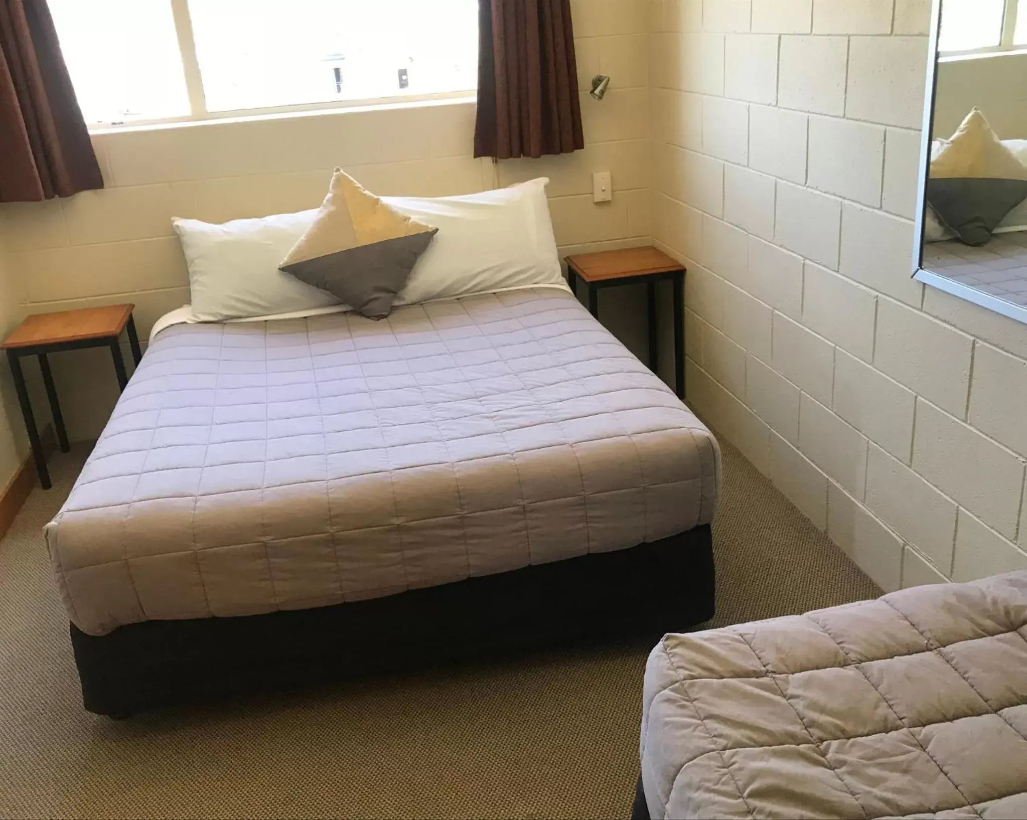 Bathroom, Bed in Earnslaw Lodge