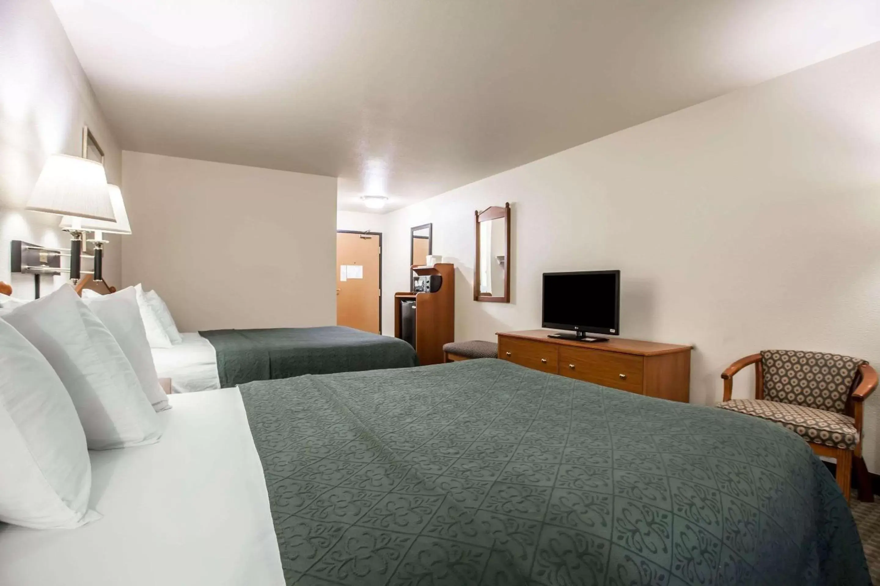 Photo of the whole room, Bed in Quality Inn & Suites Federal Way - Seattle