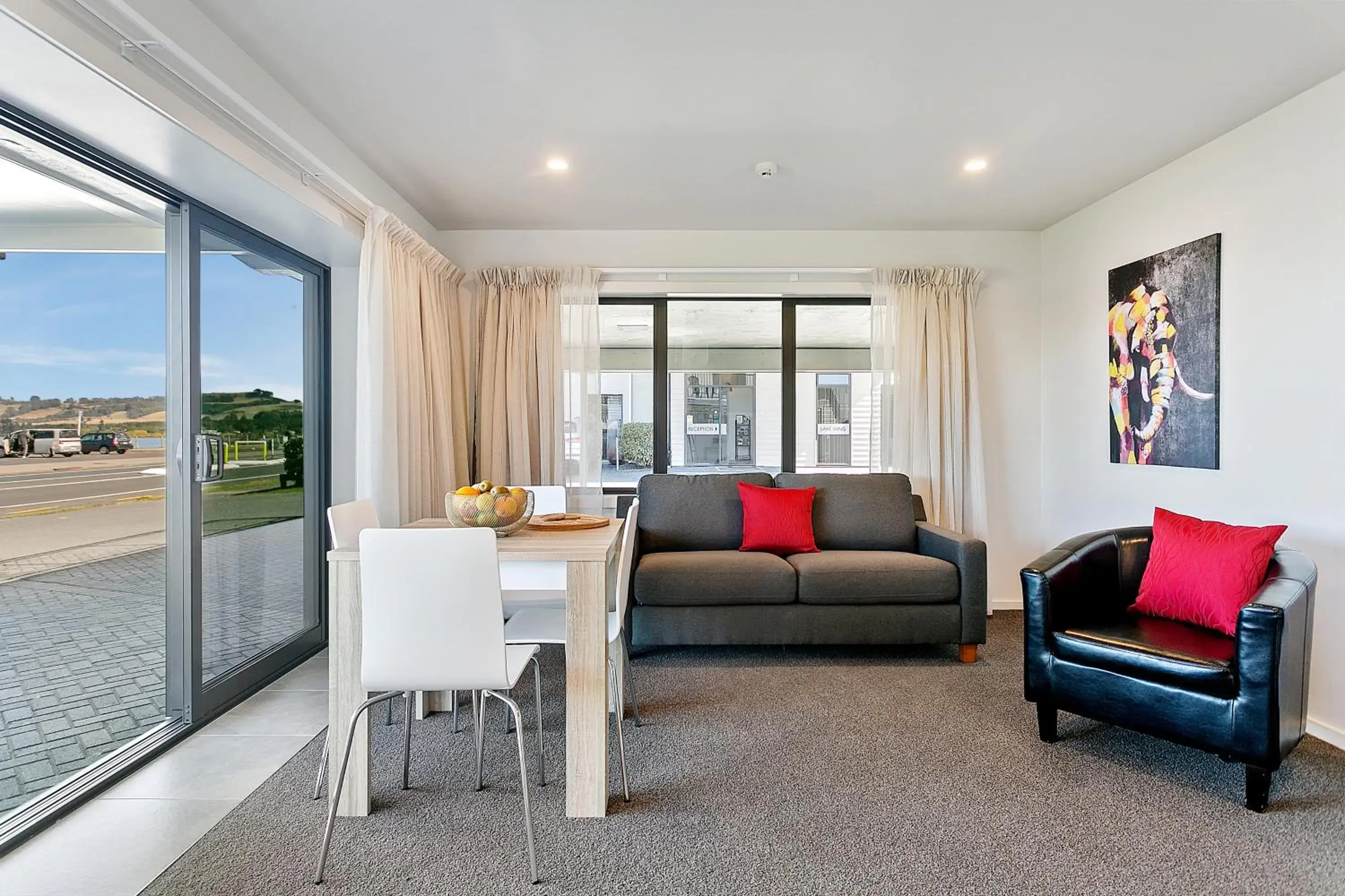 Living room, Seating Area in Acacia Lake View Motel