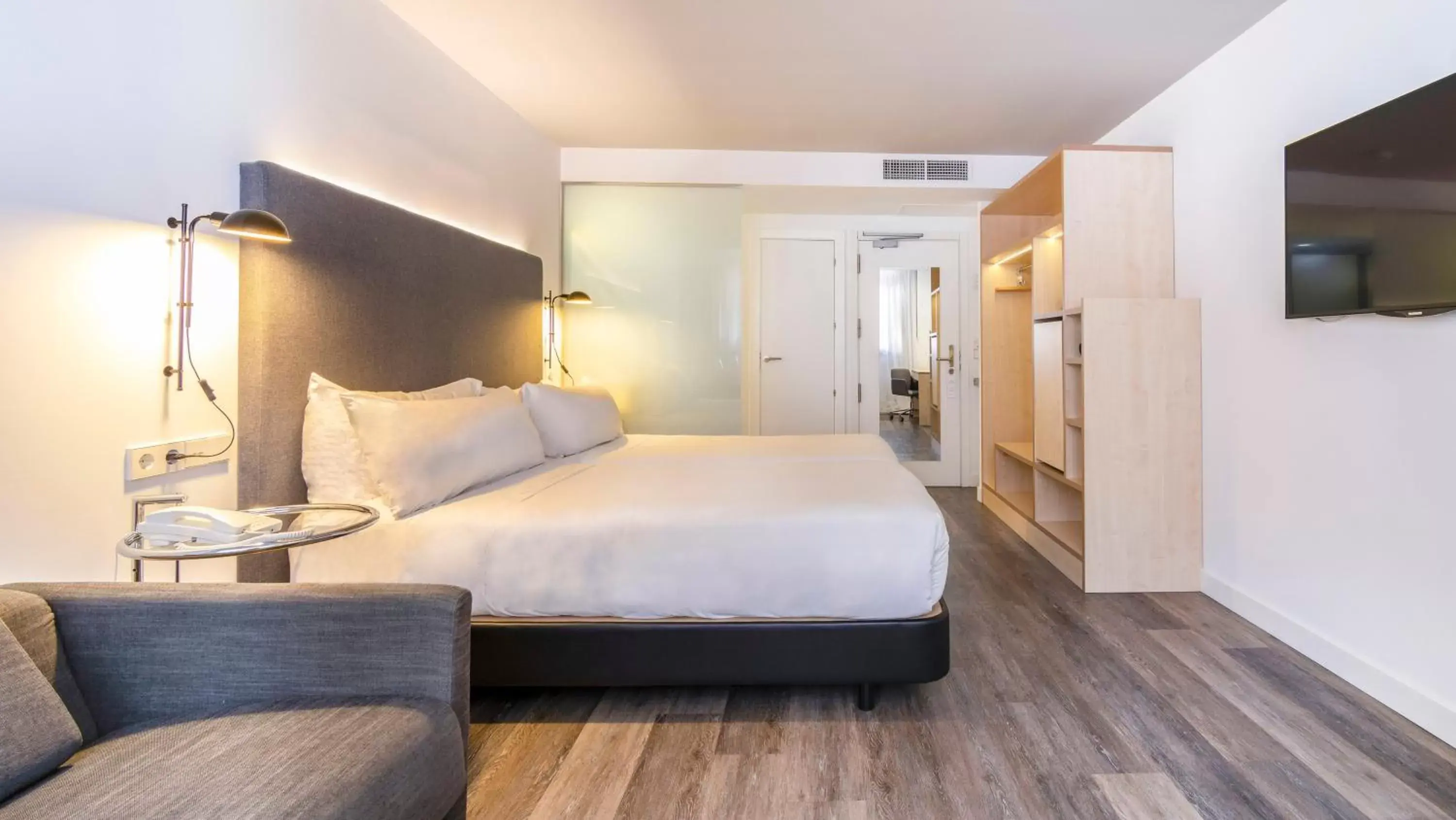 Photo of the whole room, Bed in INNSiDE by Meliá Palma Center