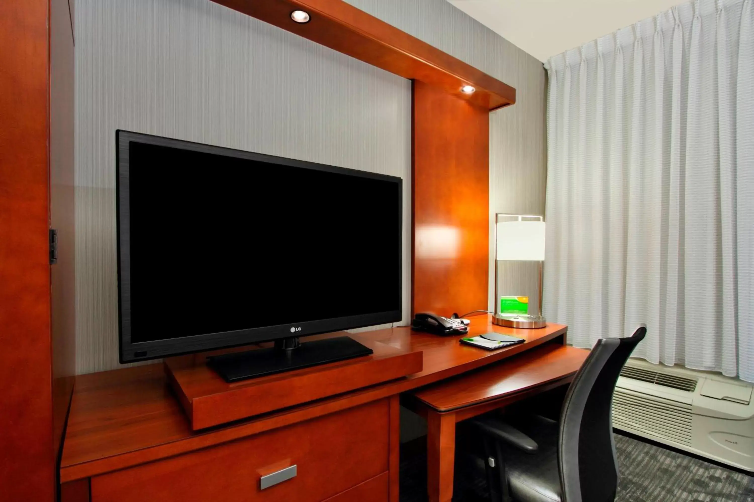 Photo of the whole room, TV/Entertainment Center in Courtyard by Marriott Victoria
