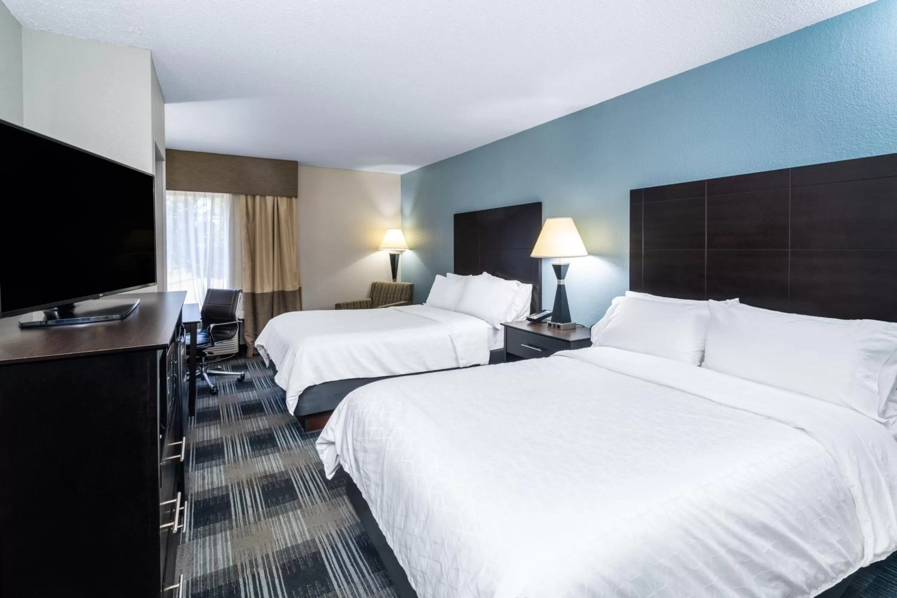 Photo of the whole room, Bed in Holiday Inn Express Forsyth by IHG