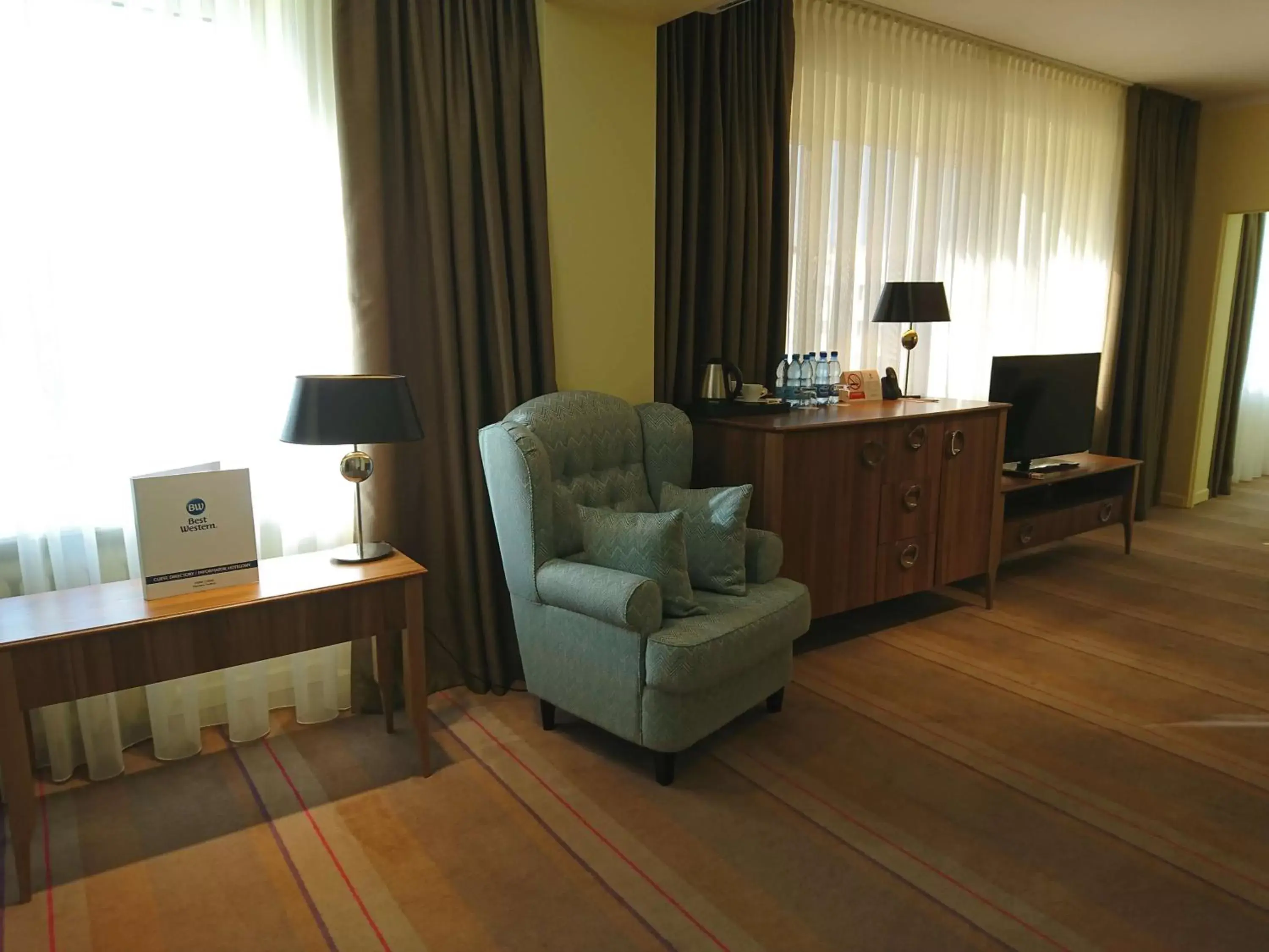 Queen Suite with Two Single Beds in Best Western Hotel Cristal Queen Suite with Two Single Beds in Best Western Hotel Cristal