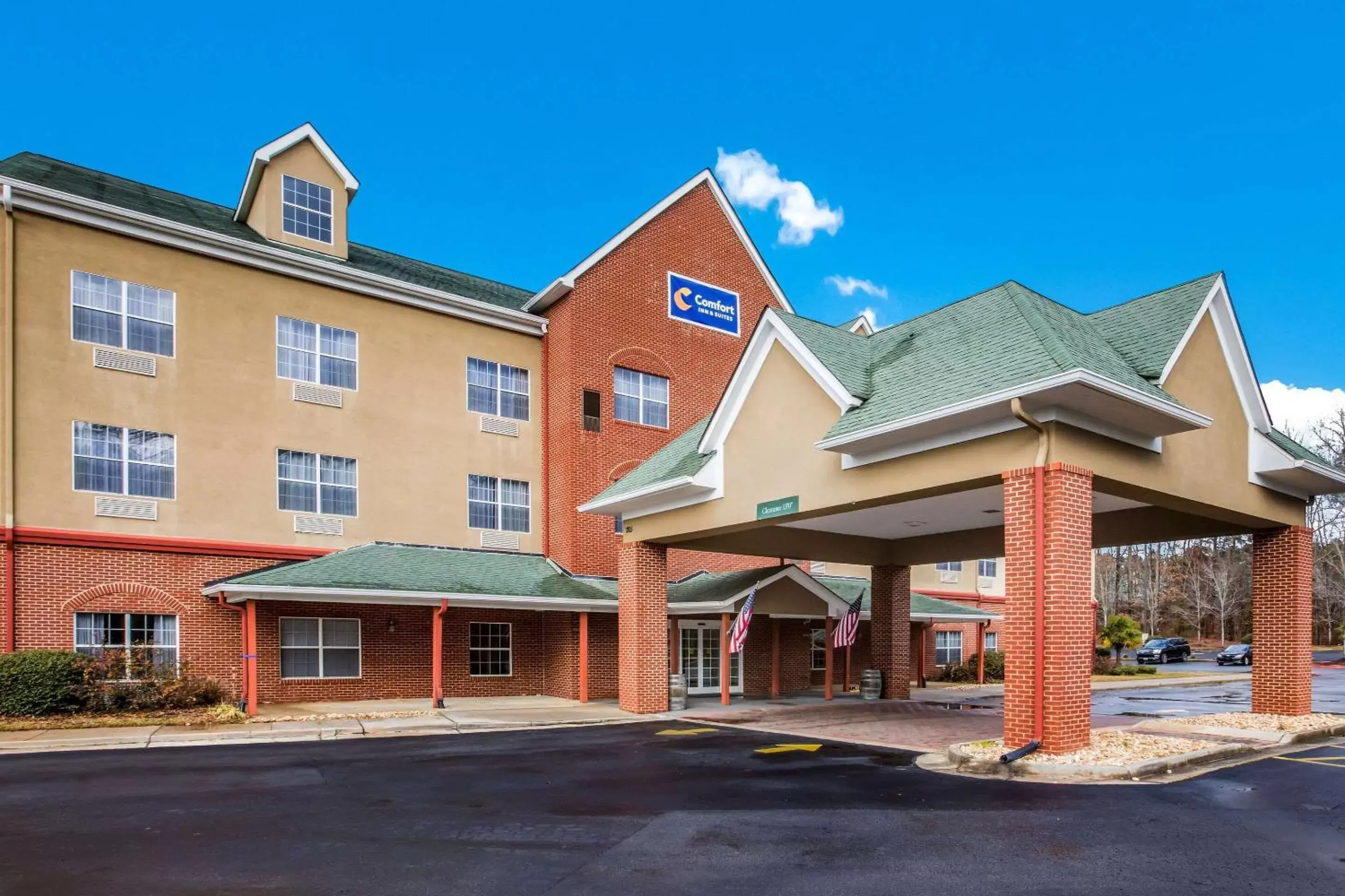 Property Building in Comfort Inn & Suites