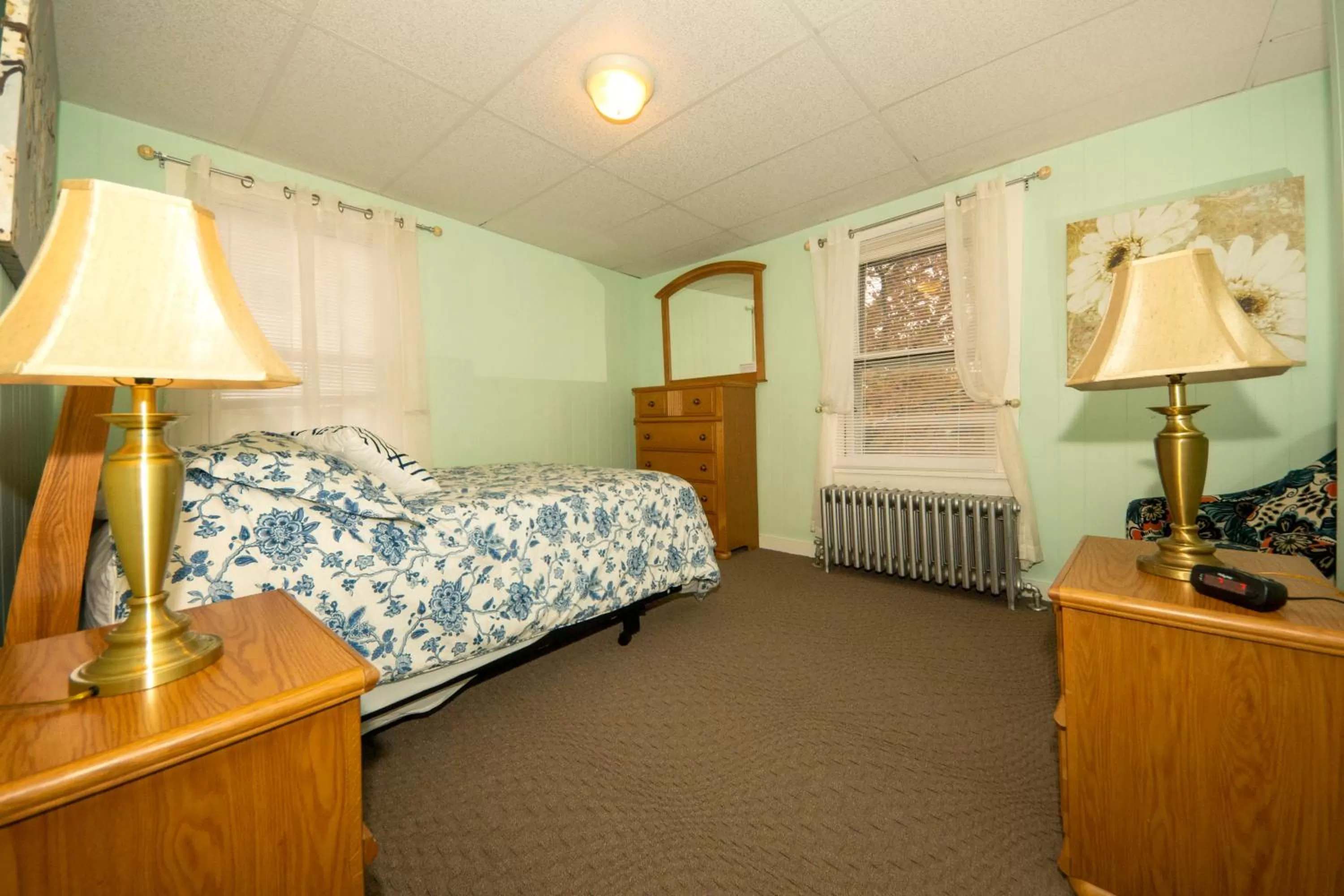 Bedroom, Bed in Simmons Motel and Suites