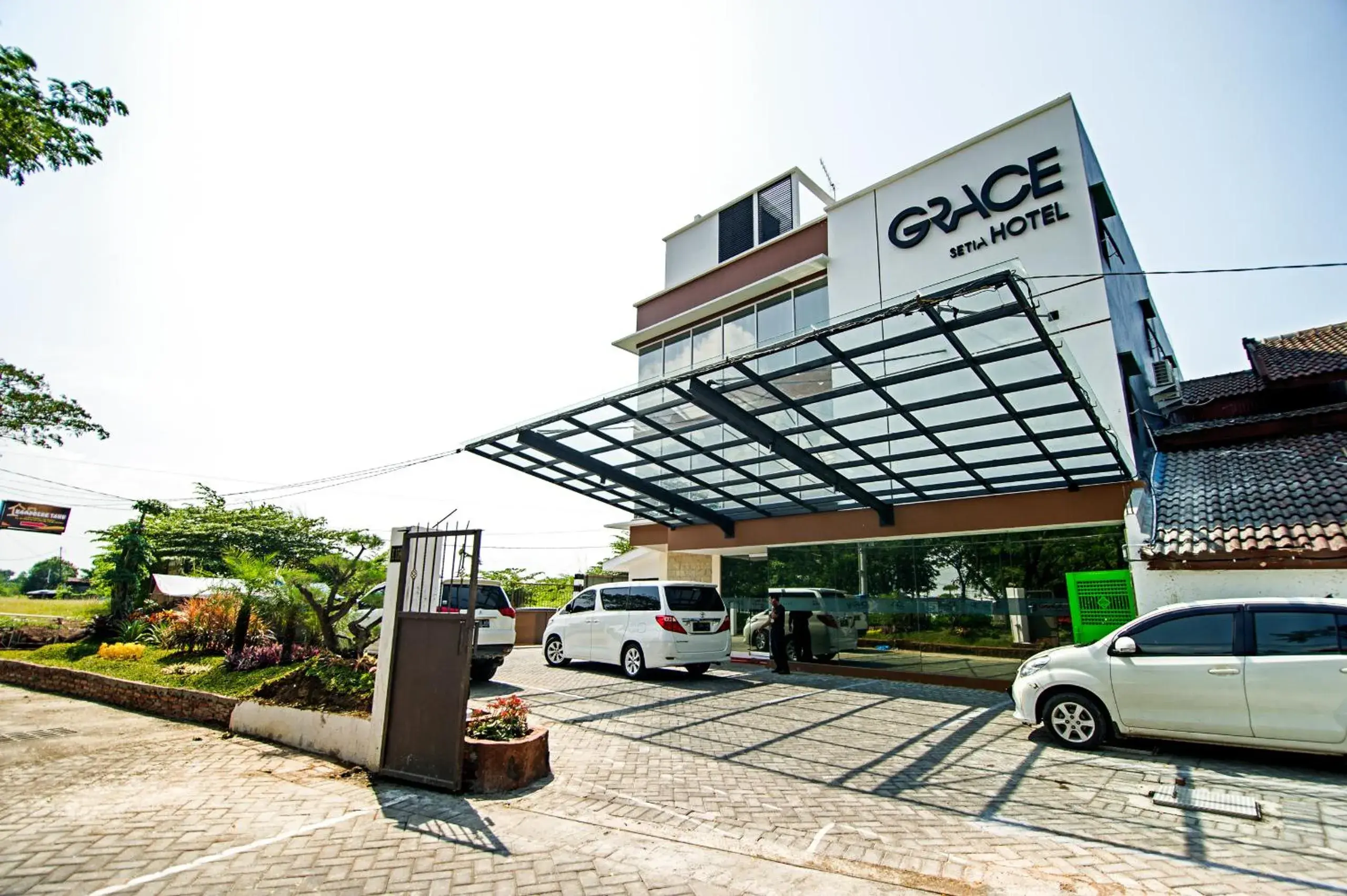 Facade/entrance in Grace Setia Hotel Facade/entrance in Grace Setia Hotel