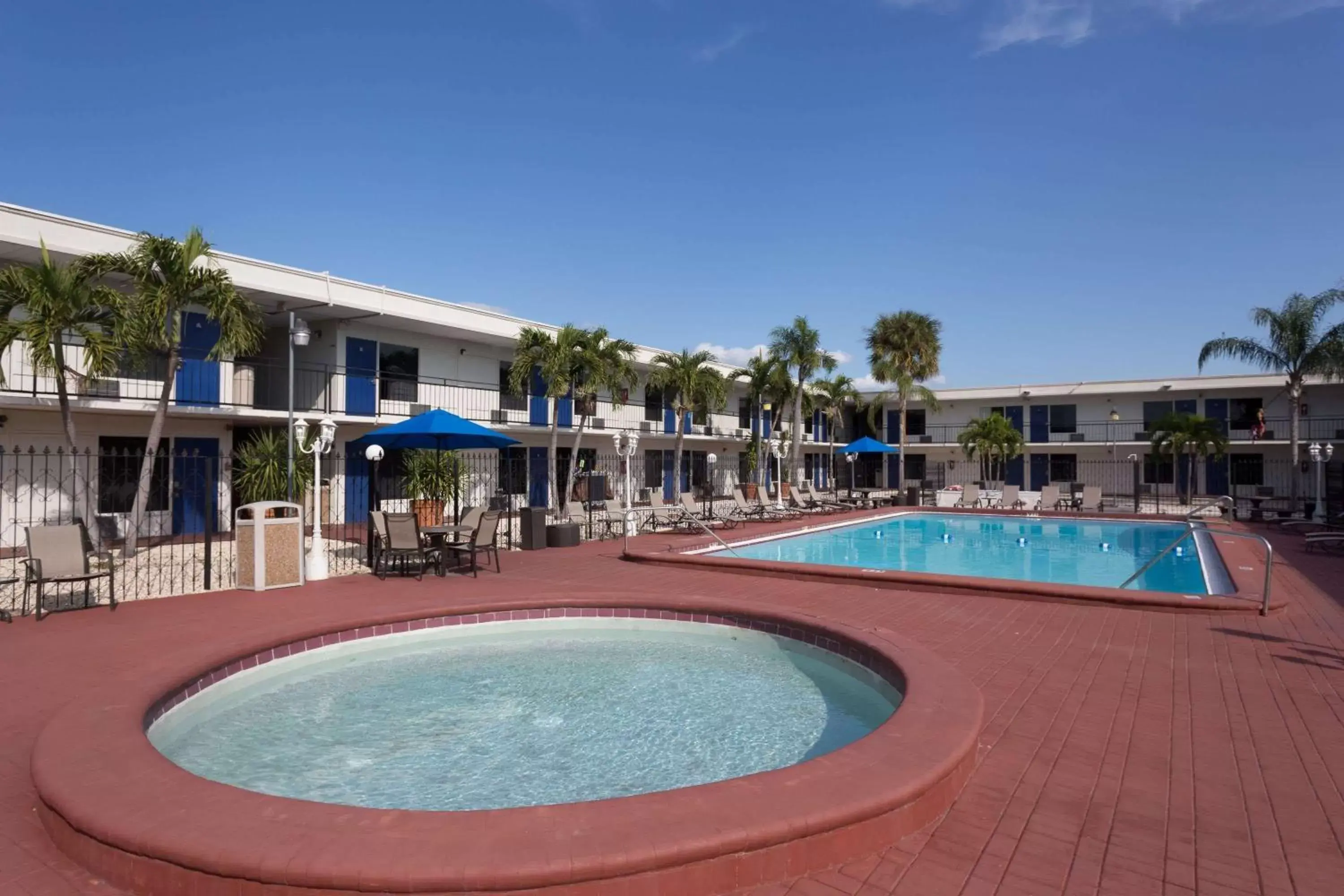 Hot Tub, Swimming Pool in Days Inn by Wyndham St. Petersburg / Tampa Bay Area