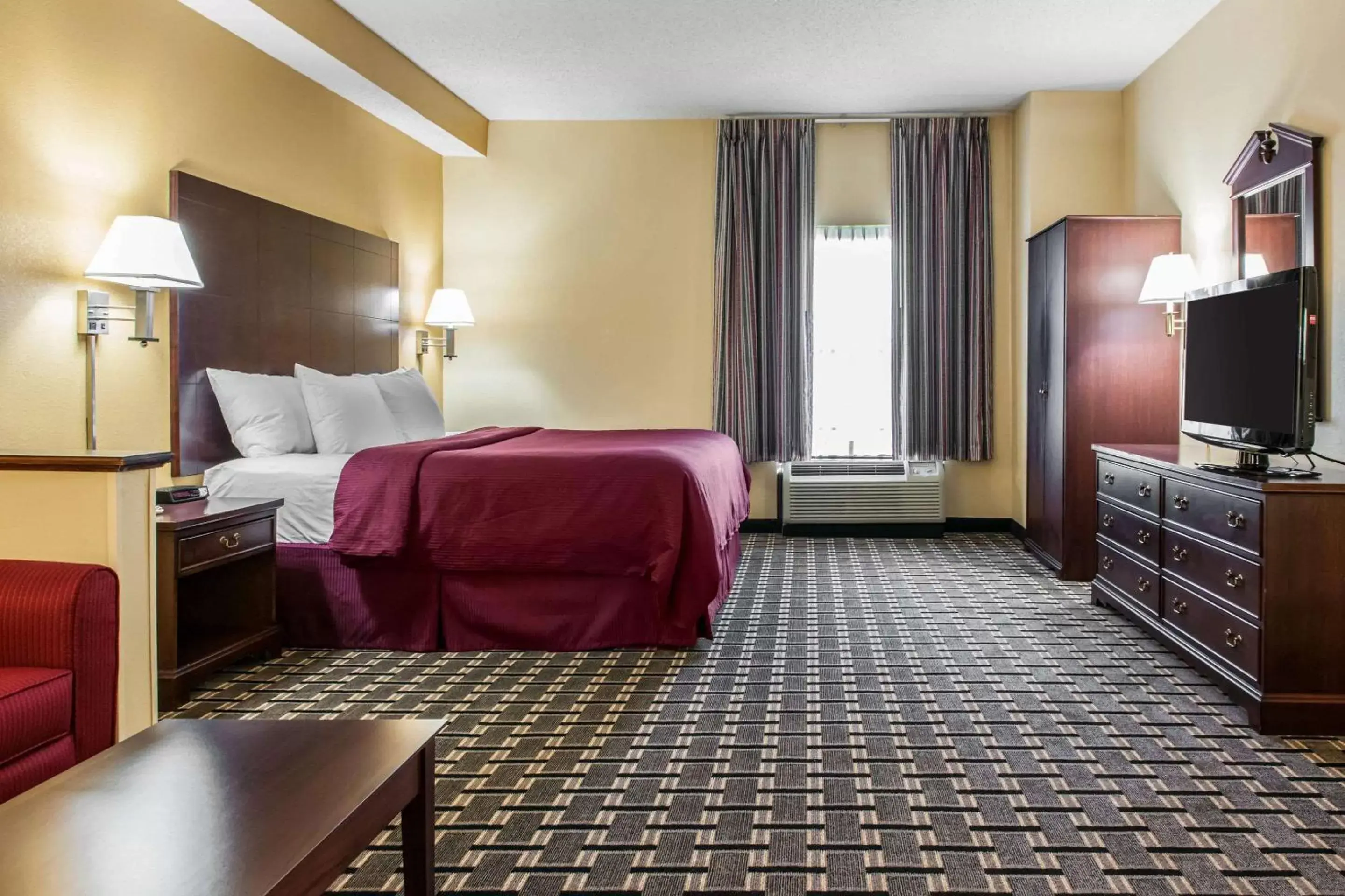 Photo of the whole room, Bed in Clarion Inn & Suites Northwest