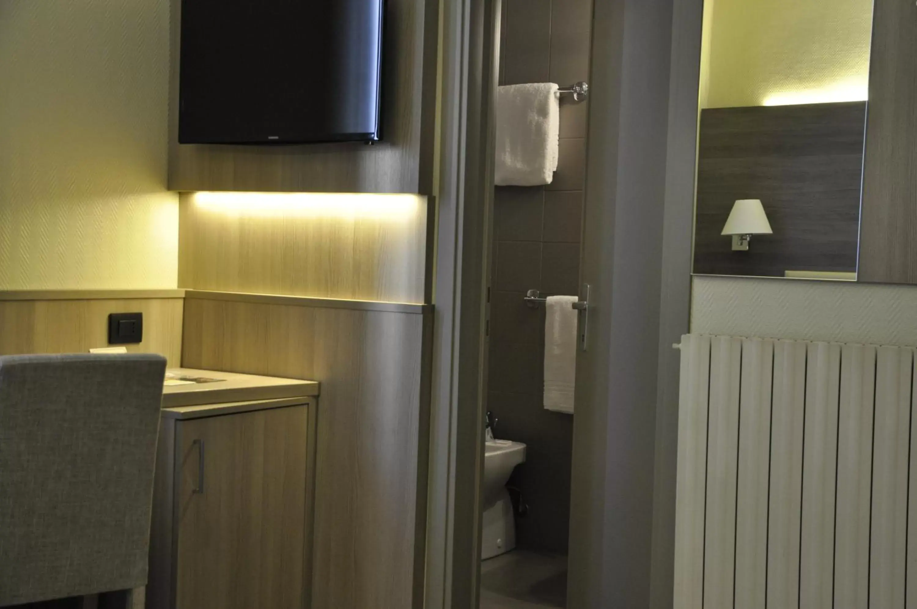 Bathroom, TV/Entertainment Center in Hotel Est Piombino