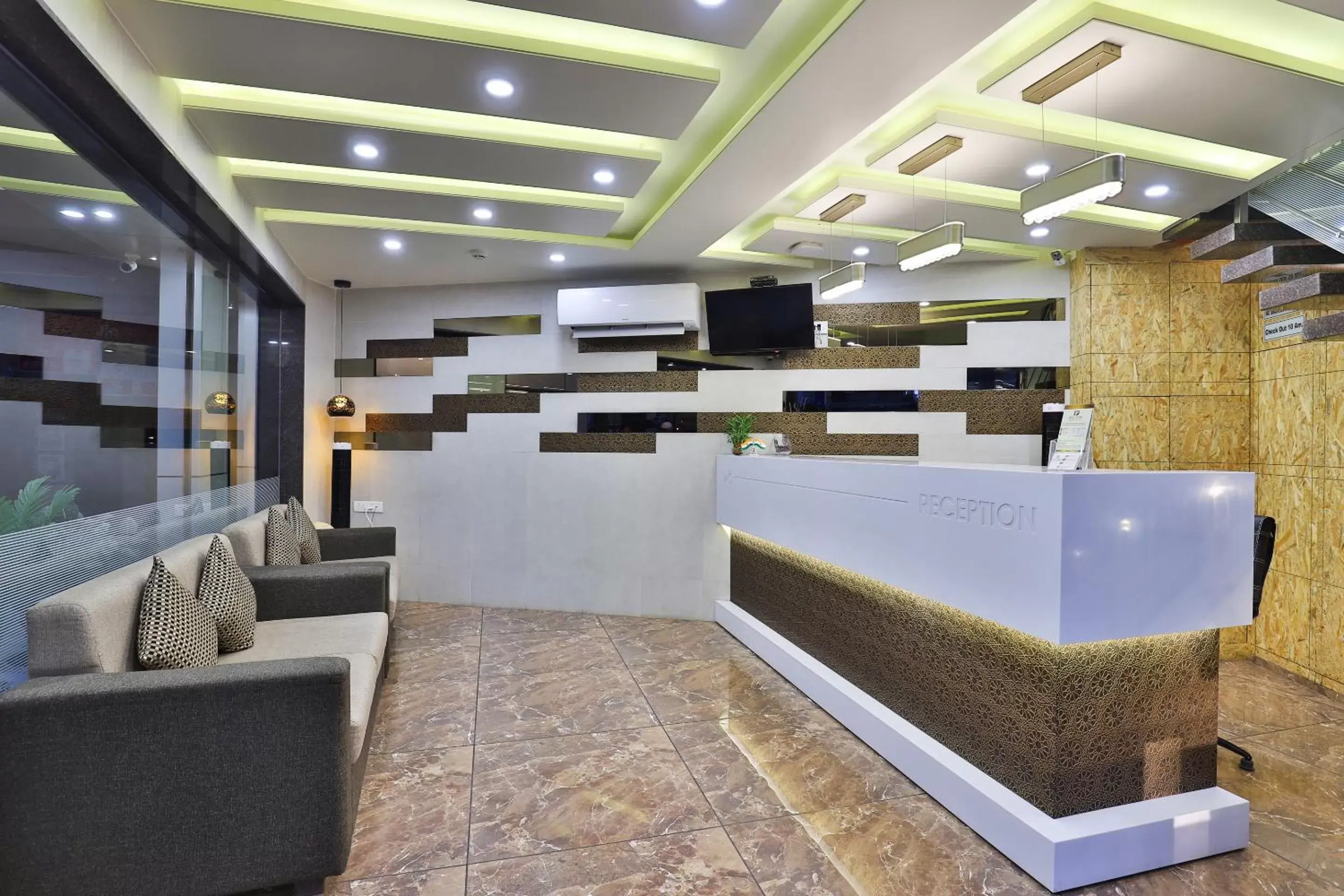 Lobby or reception in Hotel Pearl Lobby or reception in Hotel Pearl