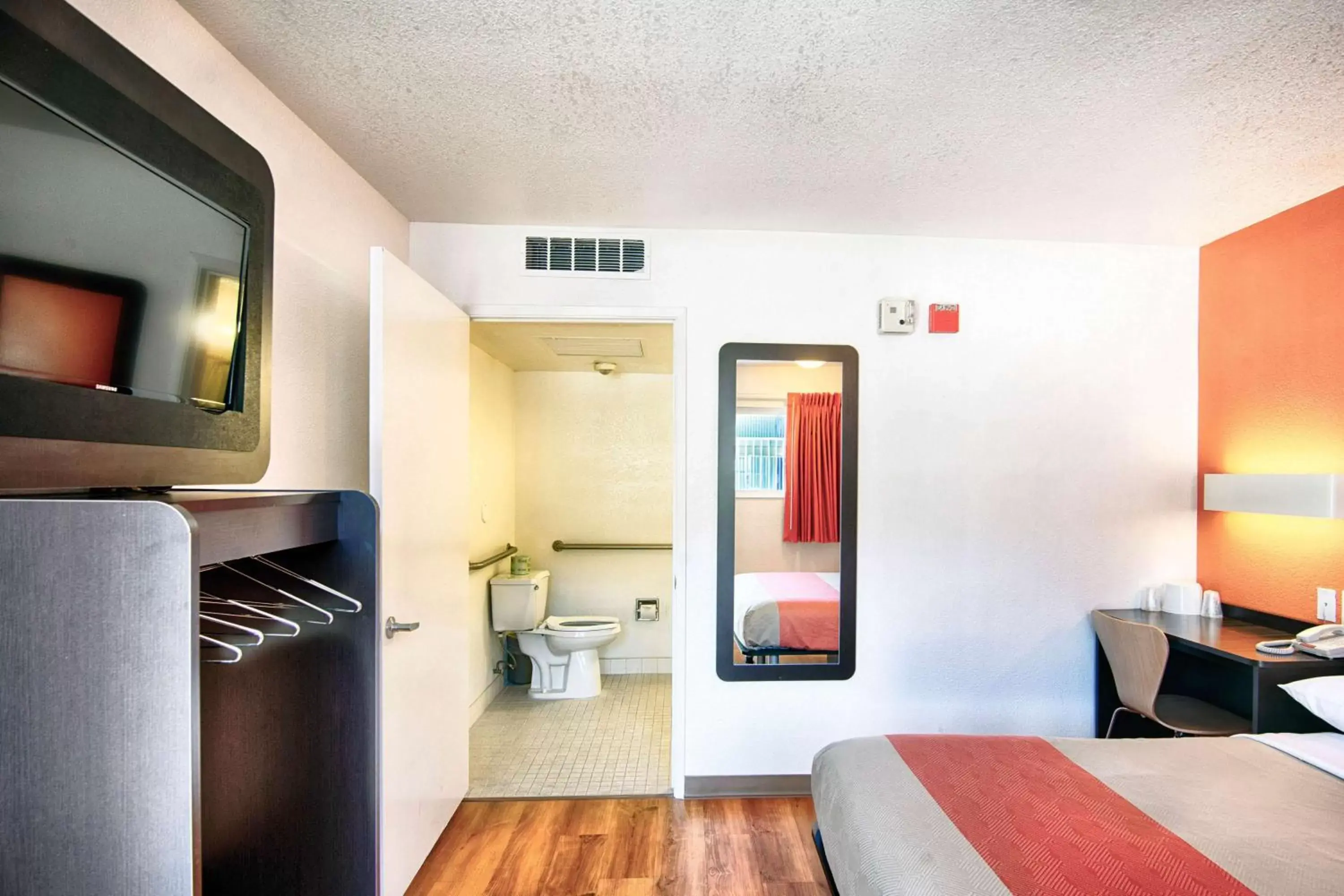 Bedroom, TV/Entertainment Center in Motel 6-Mammoth Lakes, CA