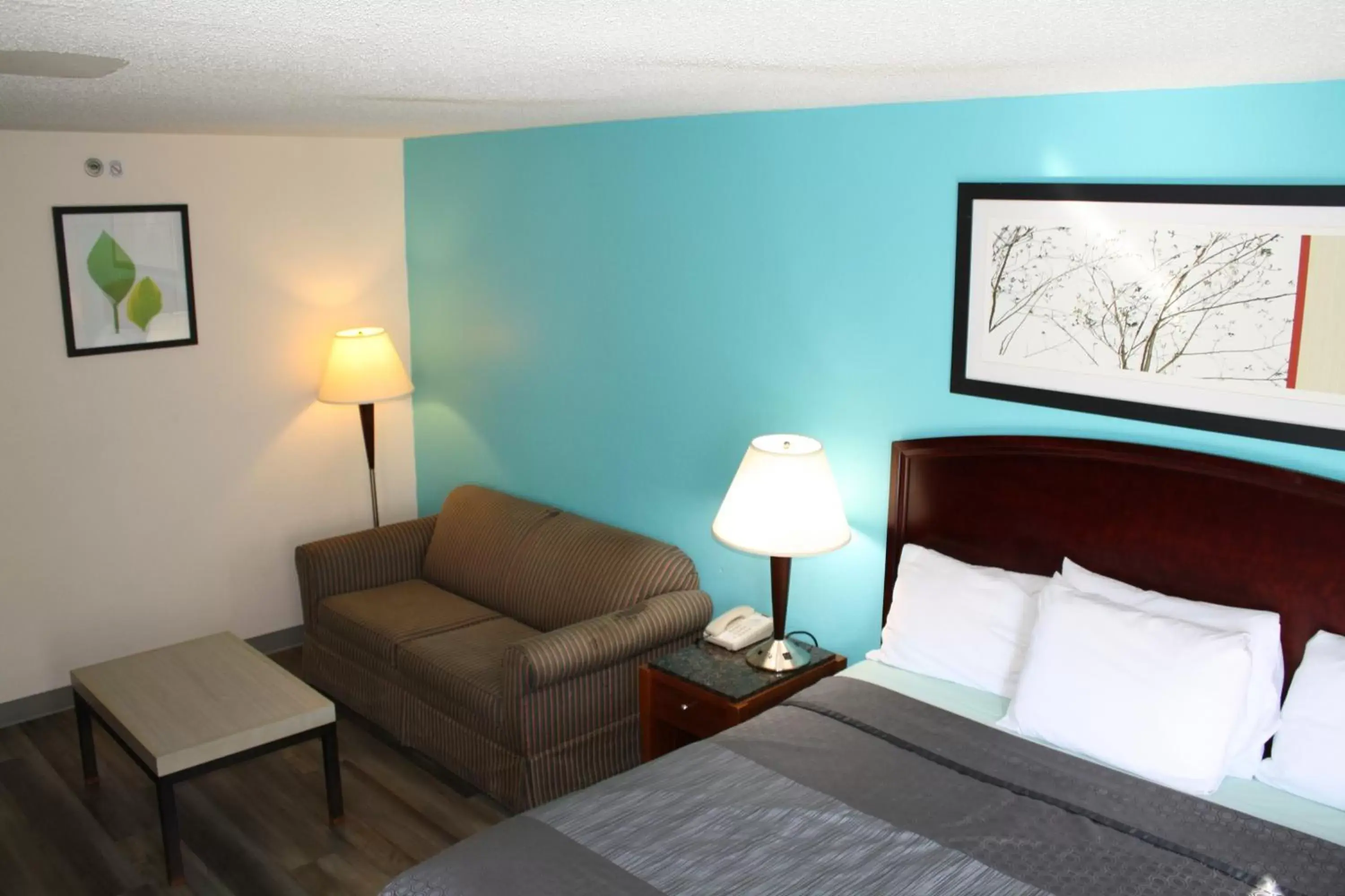 Property building, Bed in Executive Inn and Suites Wichita Falls