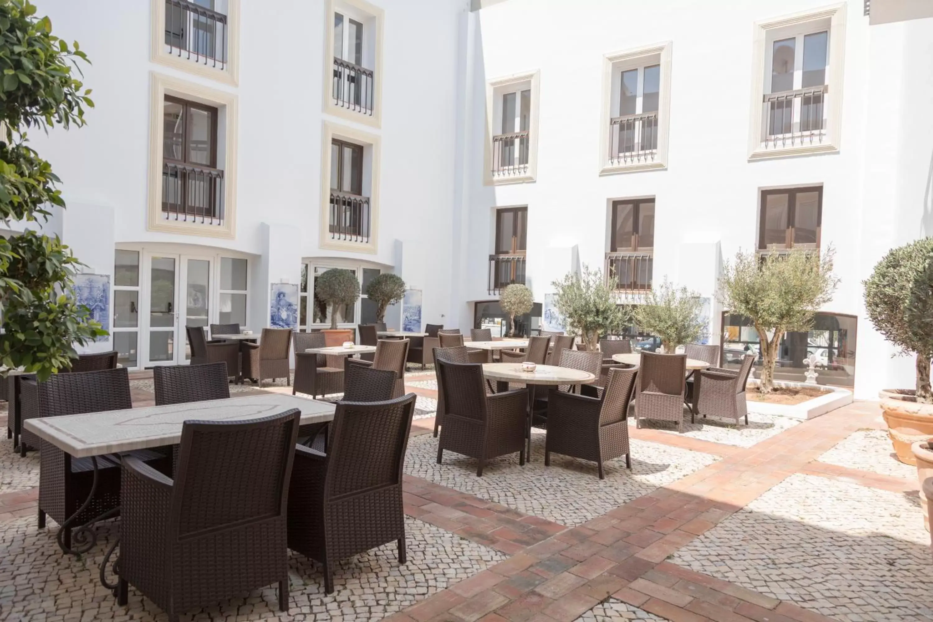 Patio, Restaurant/Places to Eat in Hotel Carvoeiro Plaza