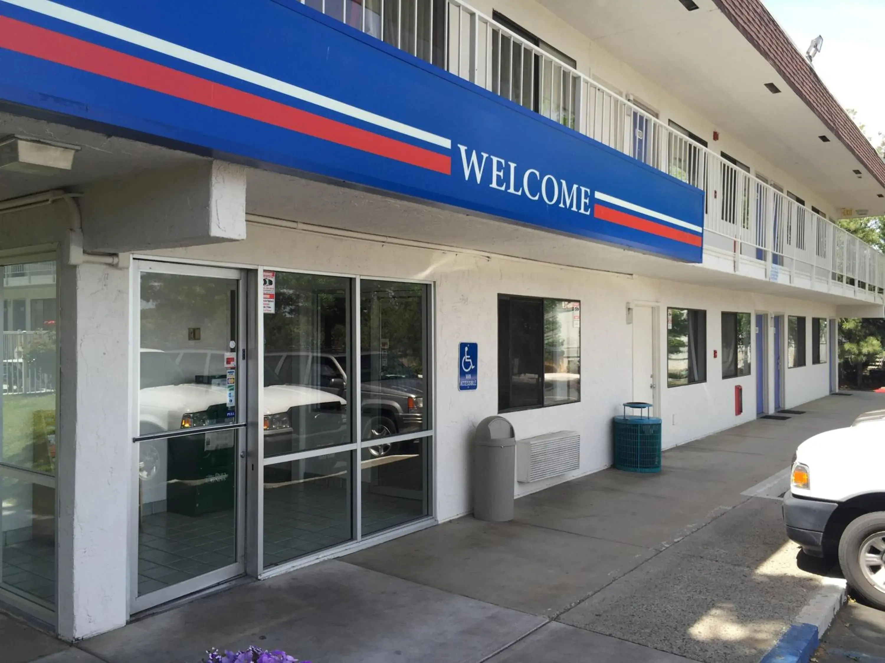 Facade/entrance in Motel 6-Yreka, CA