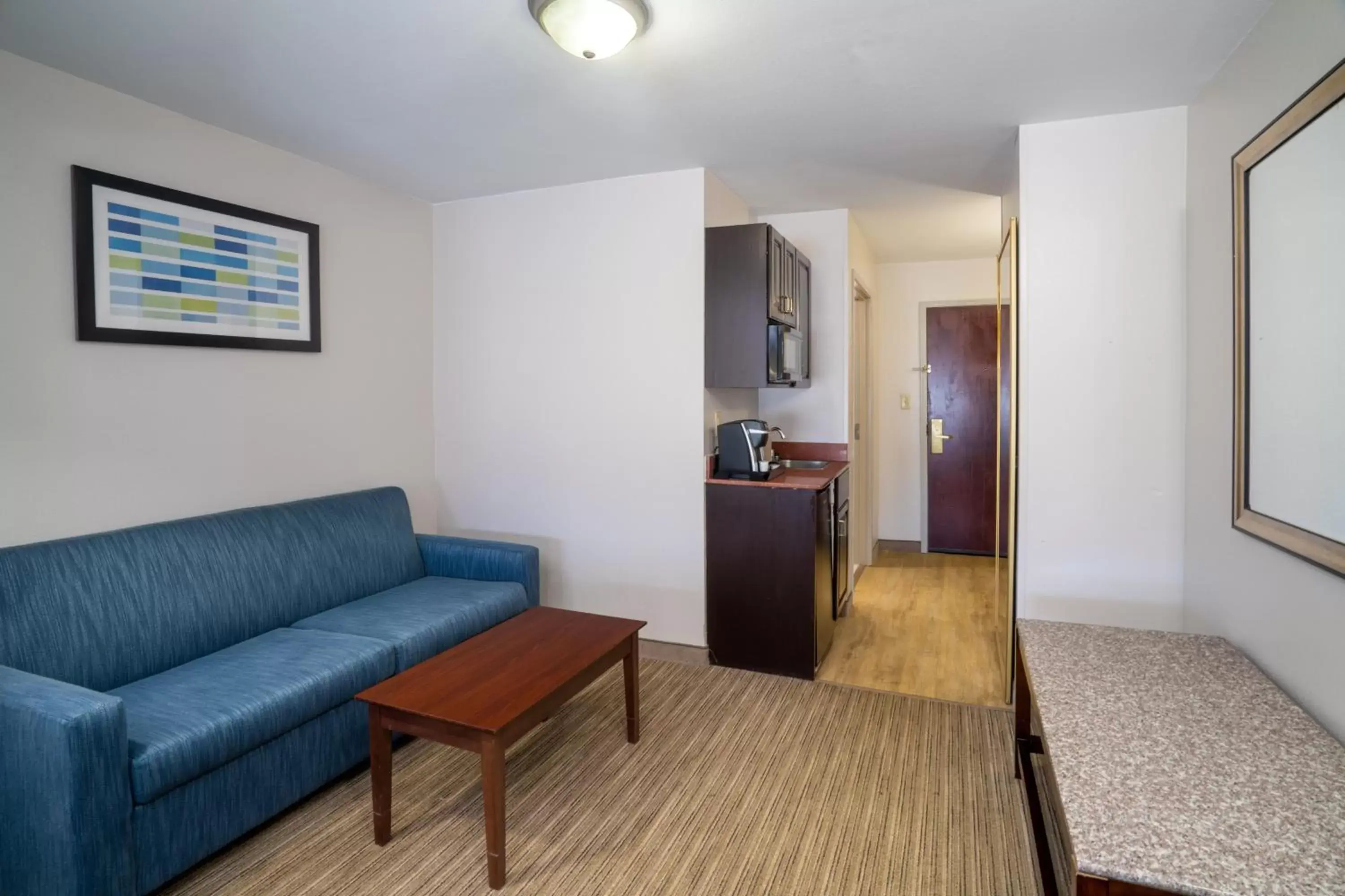 Photo of the whole room, Seating Area in Holiday Inn Express Hotel & Suites Hinesville, an IHG Hotel