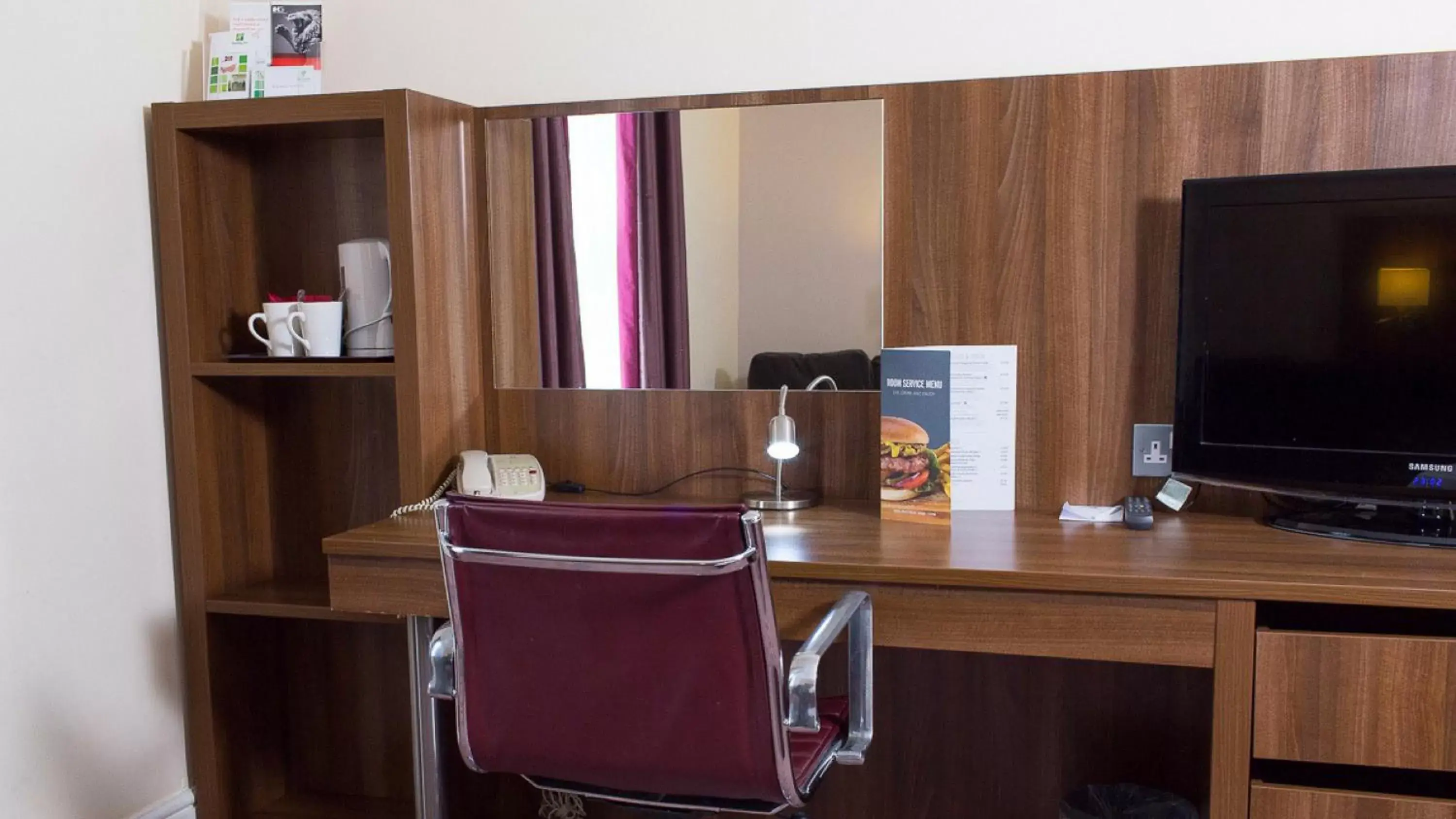 Photo of the whole room in Holiday Inn Milton Keynes East M1 Junc 14 by IHG Photo of the whole room in Holiday Inn Milton Keynes East M1 Junc 14 by IHG