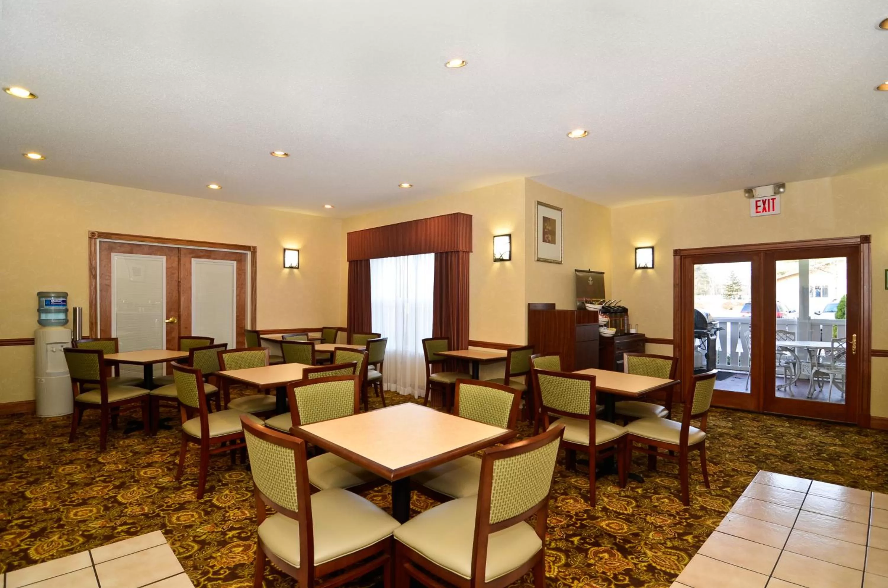 Dining area in Country Inn & Suites by Radisson, Stevens Point, WI