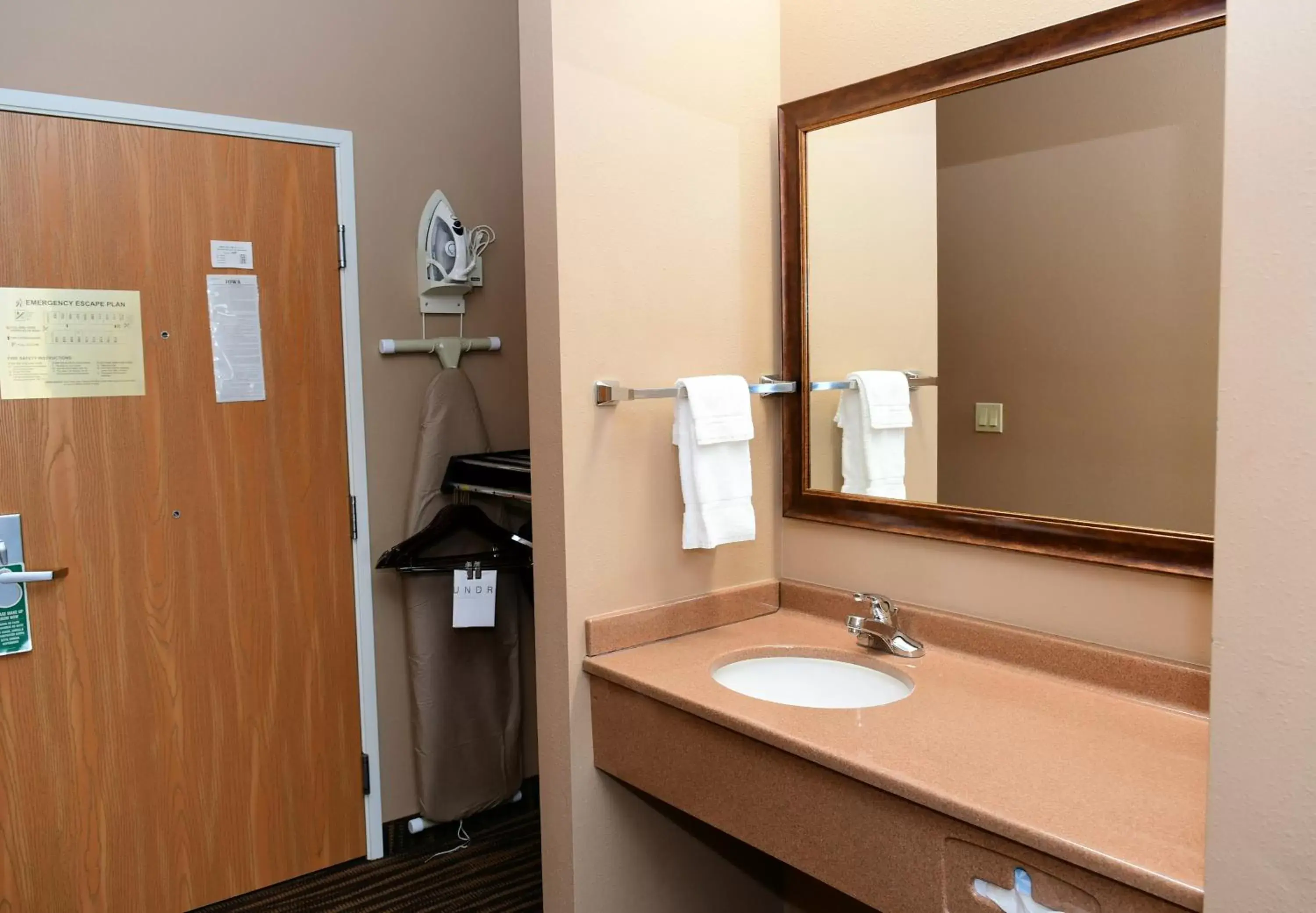 Bedroom, Bathroom in Cobblestone Inn & Suites - Denison | Majestic Hills