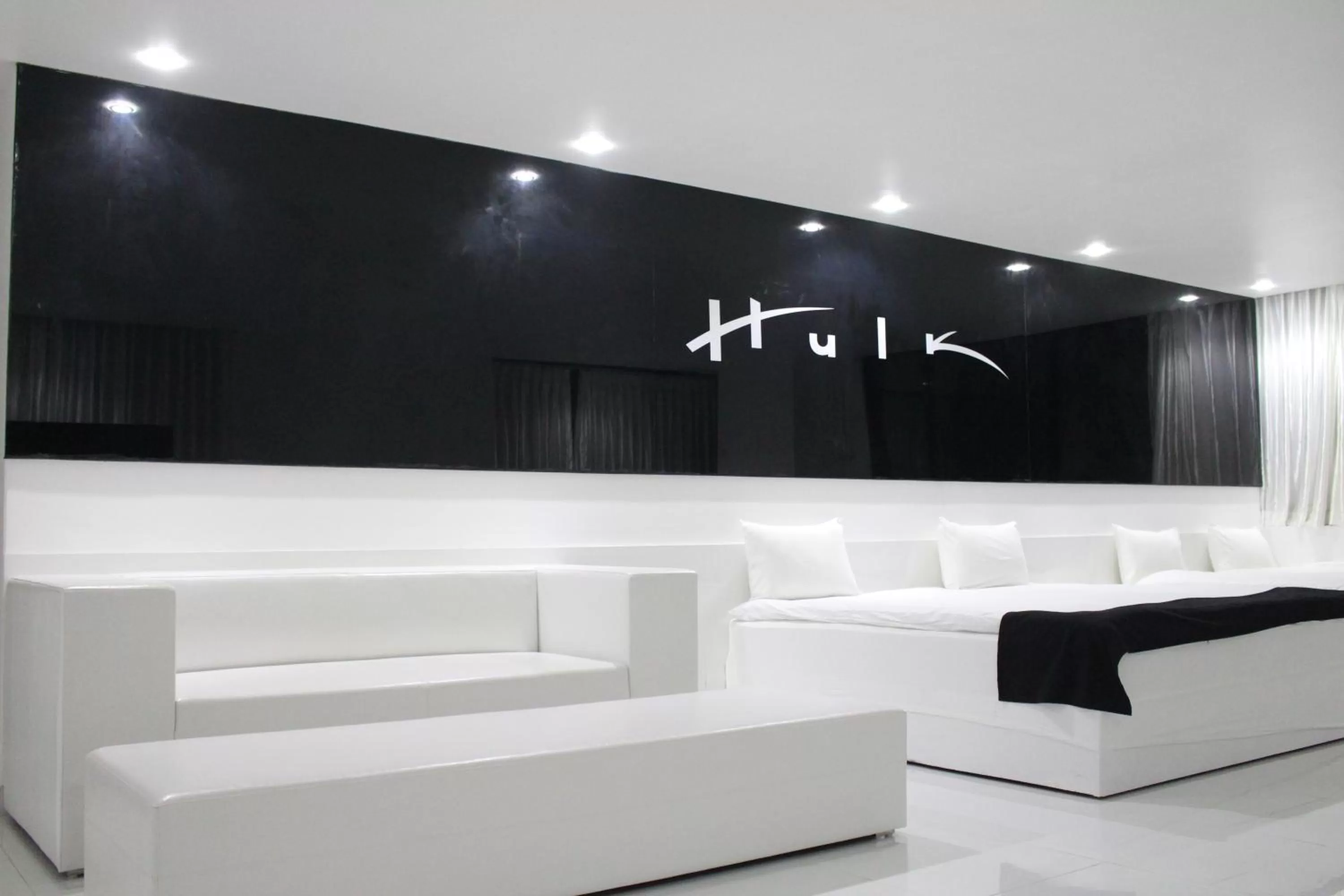 Bed, Lobby/Reception in Hotel Hulk