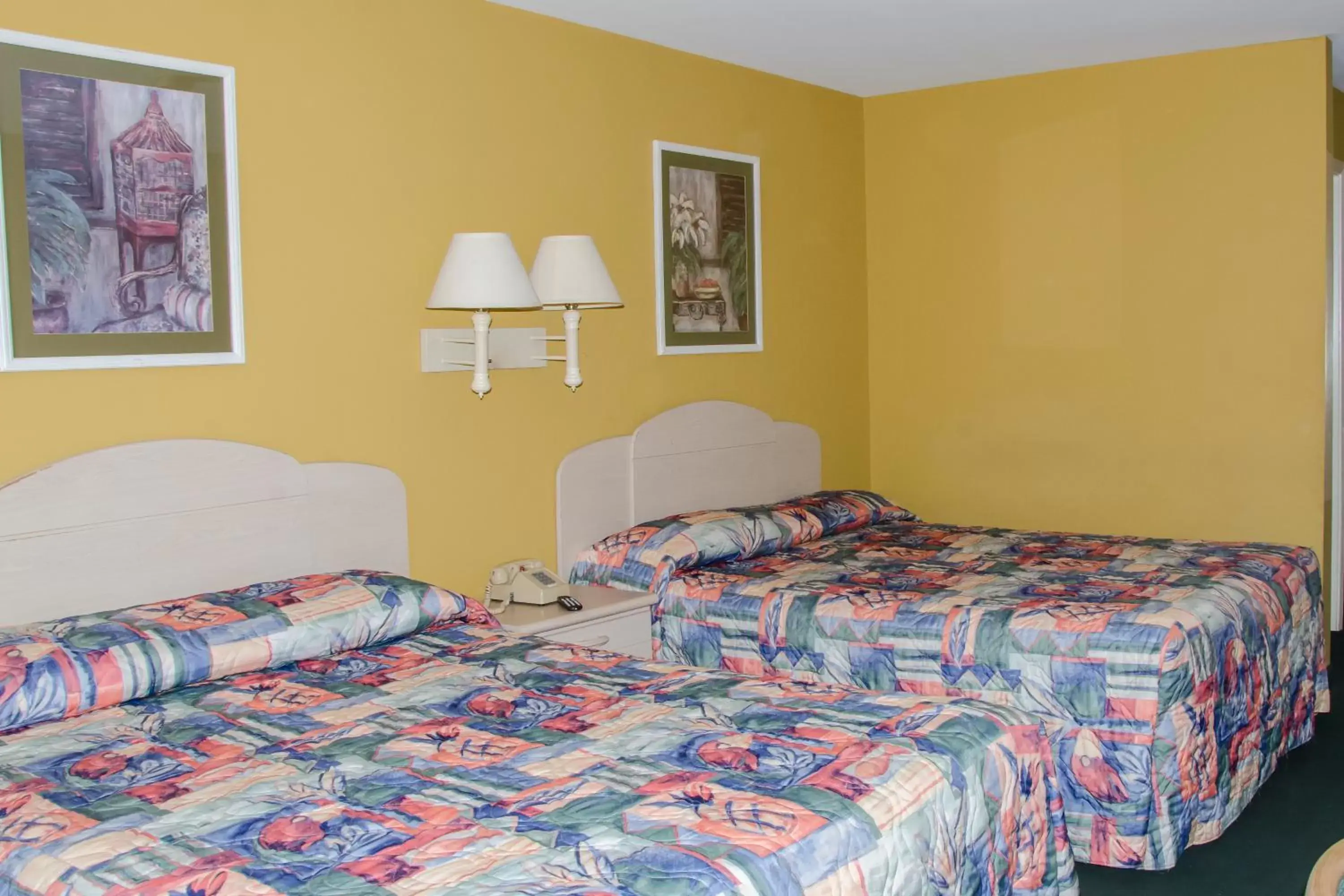 Bed in Key West Inn - Childersburg