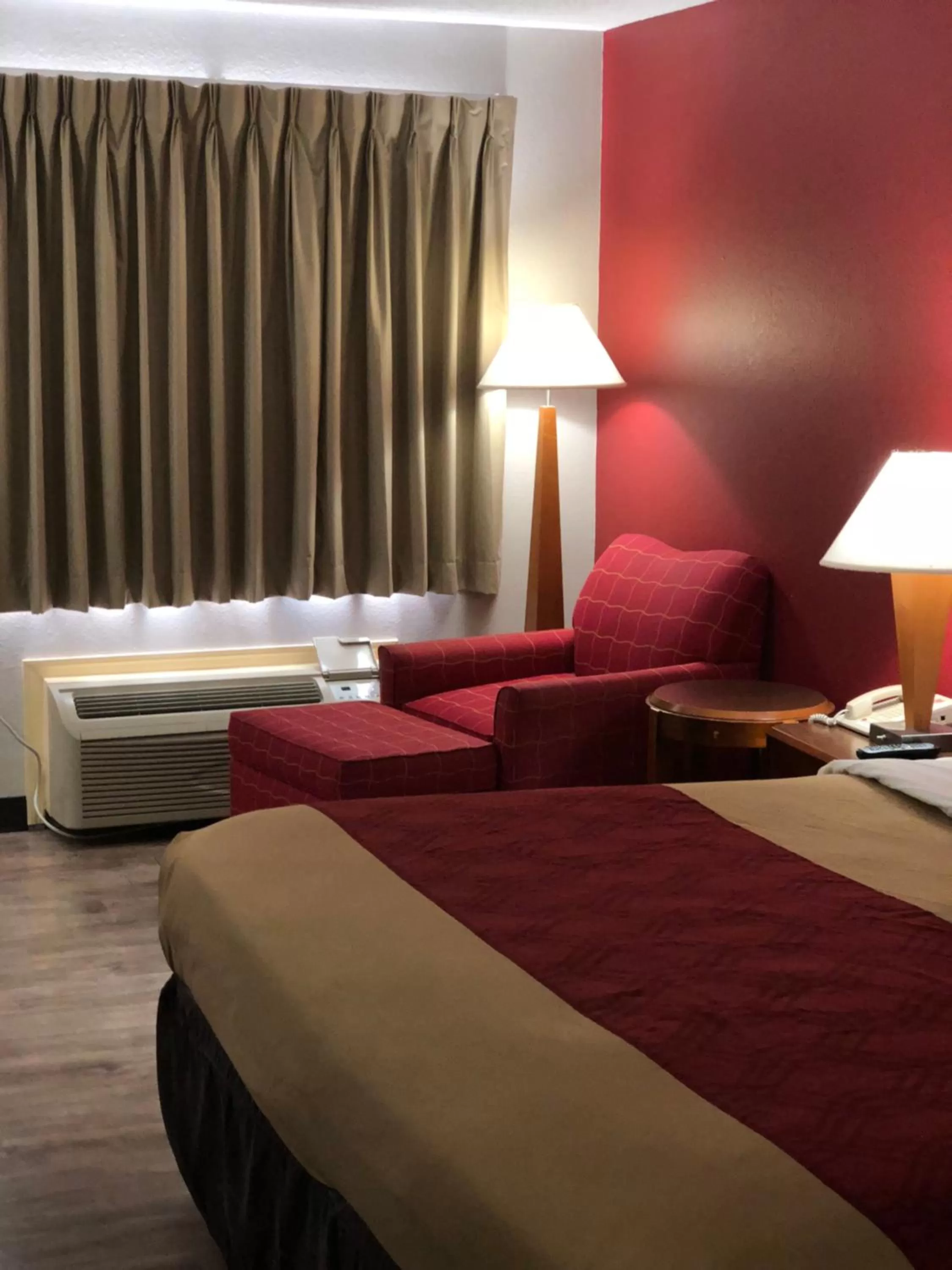 Bed in Econo Lodge - Athens