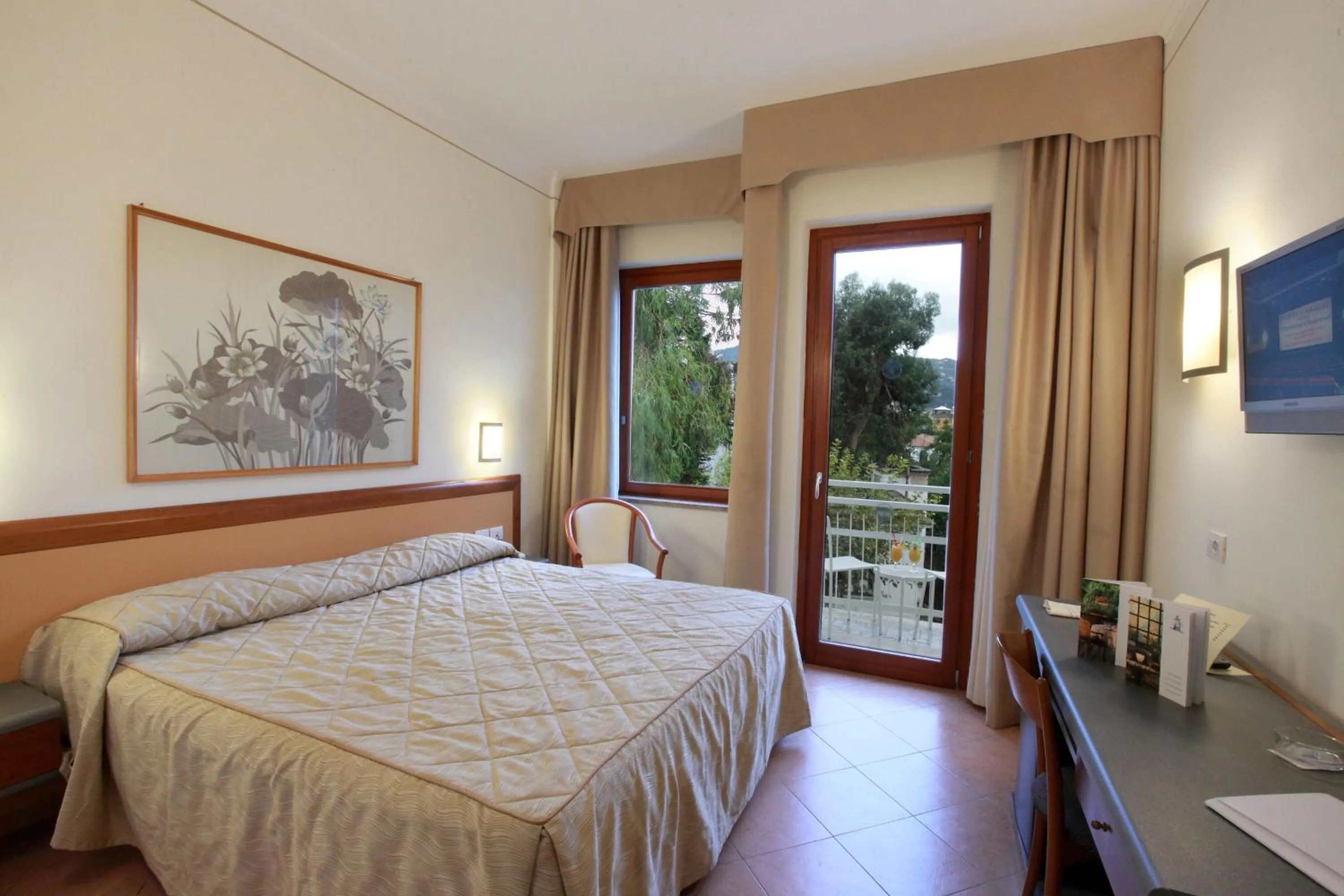 Photo of the whole room, Bed in Hotel Caravel