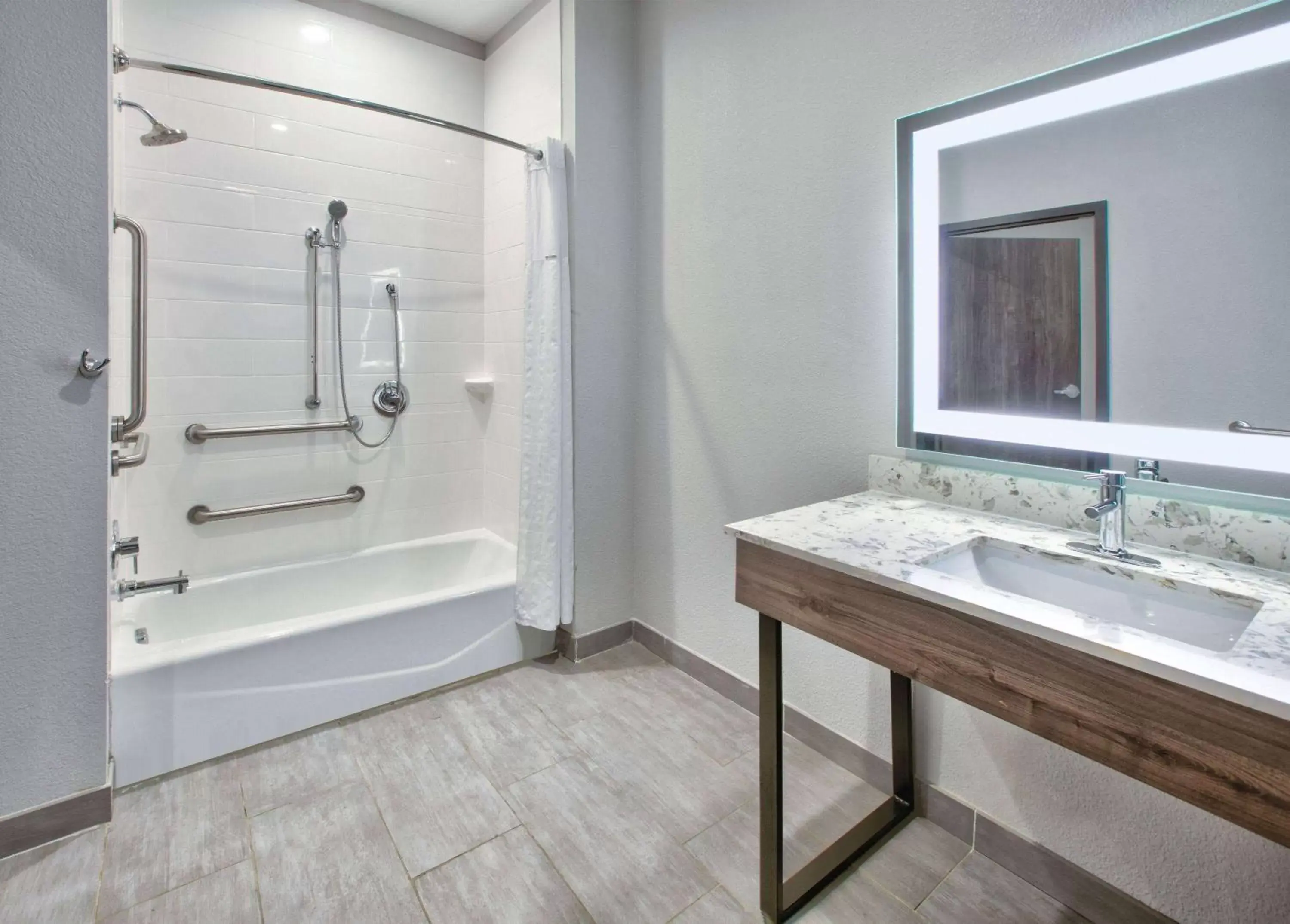 Bathroom in La Quinta Inn & Suites by Wyndham Dallas/Fairpark