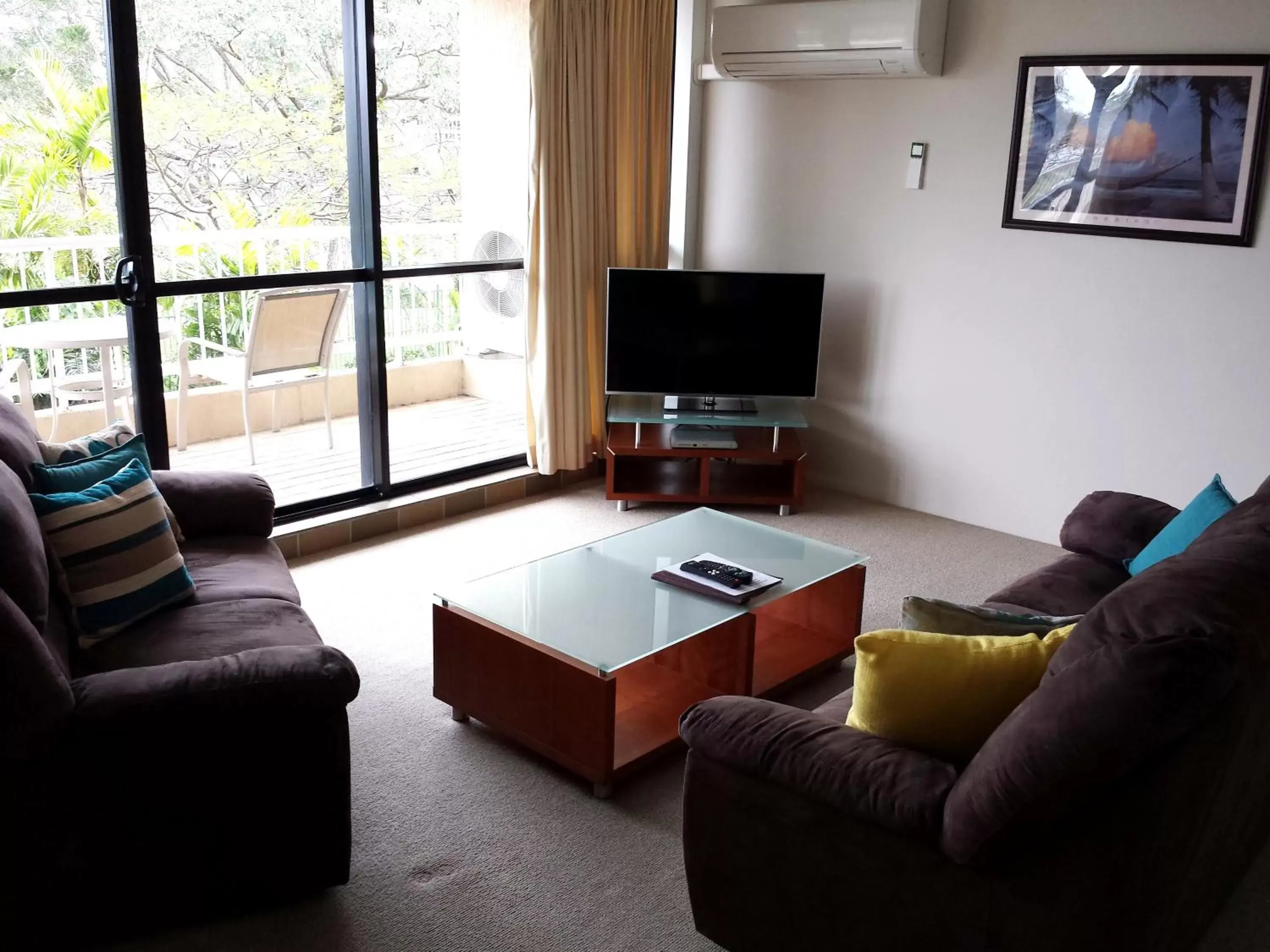 Living room, Lounge/Bar in Kirribilli Apartments