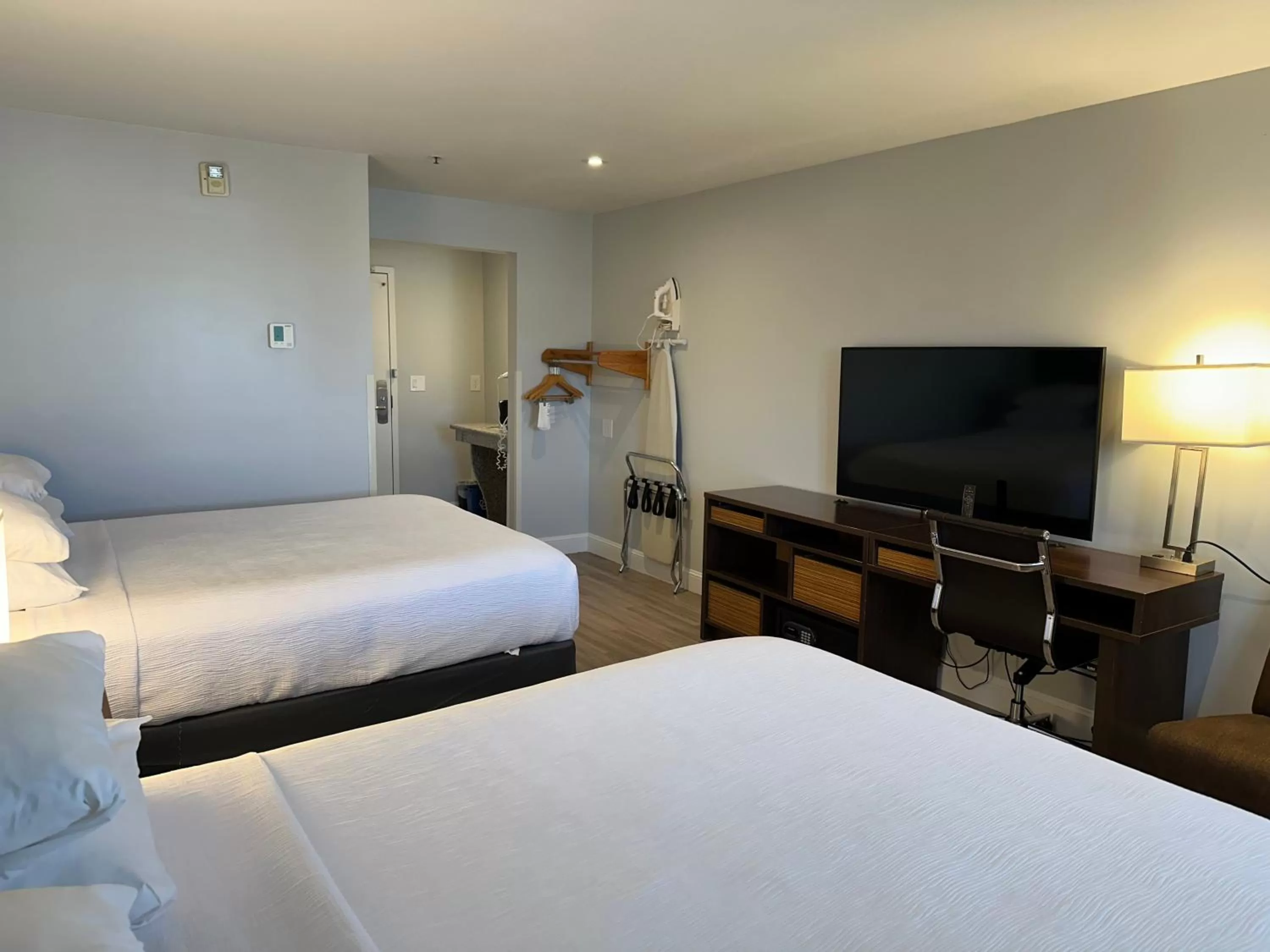 Bed in Super 8 by Wyndham San Bruno /SF Intl Arpt West