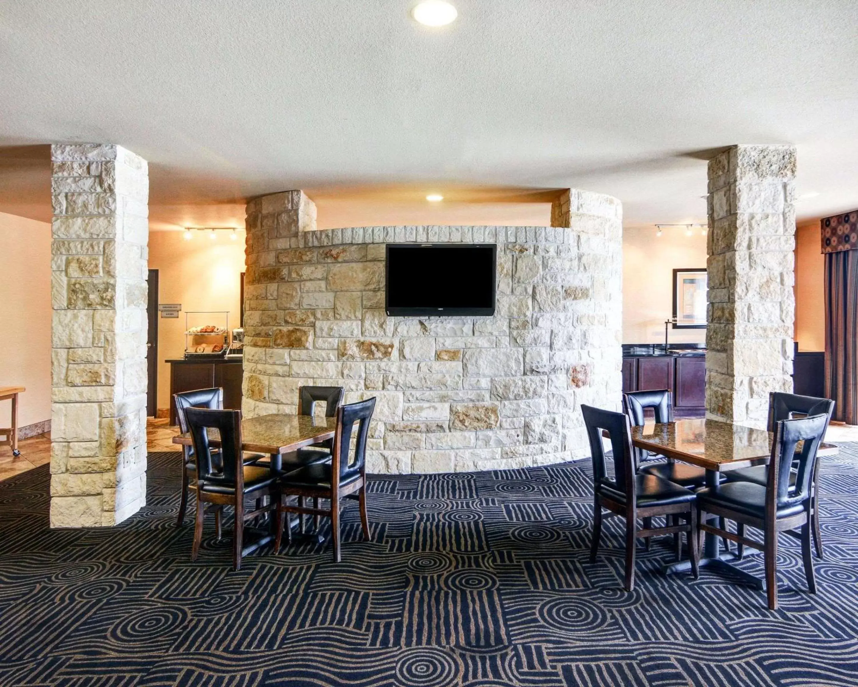 Restaurant/places to eat, Dining Area in Comfort Suites Arlington - Entertainment District
