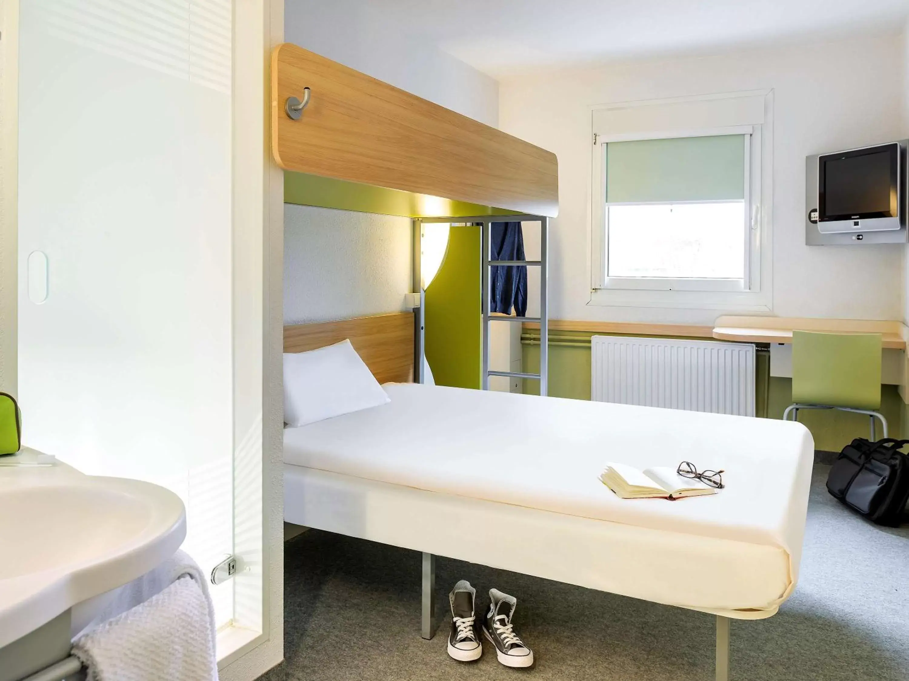 Photo of the whole room, Bathroom in Hotel Ibis Budget Cosne Sur Loire