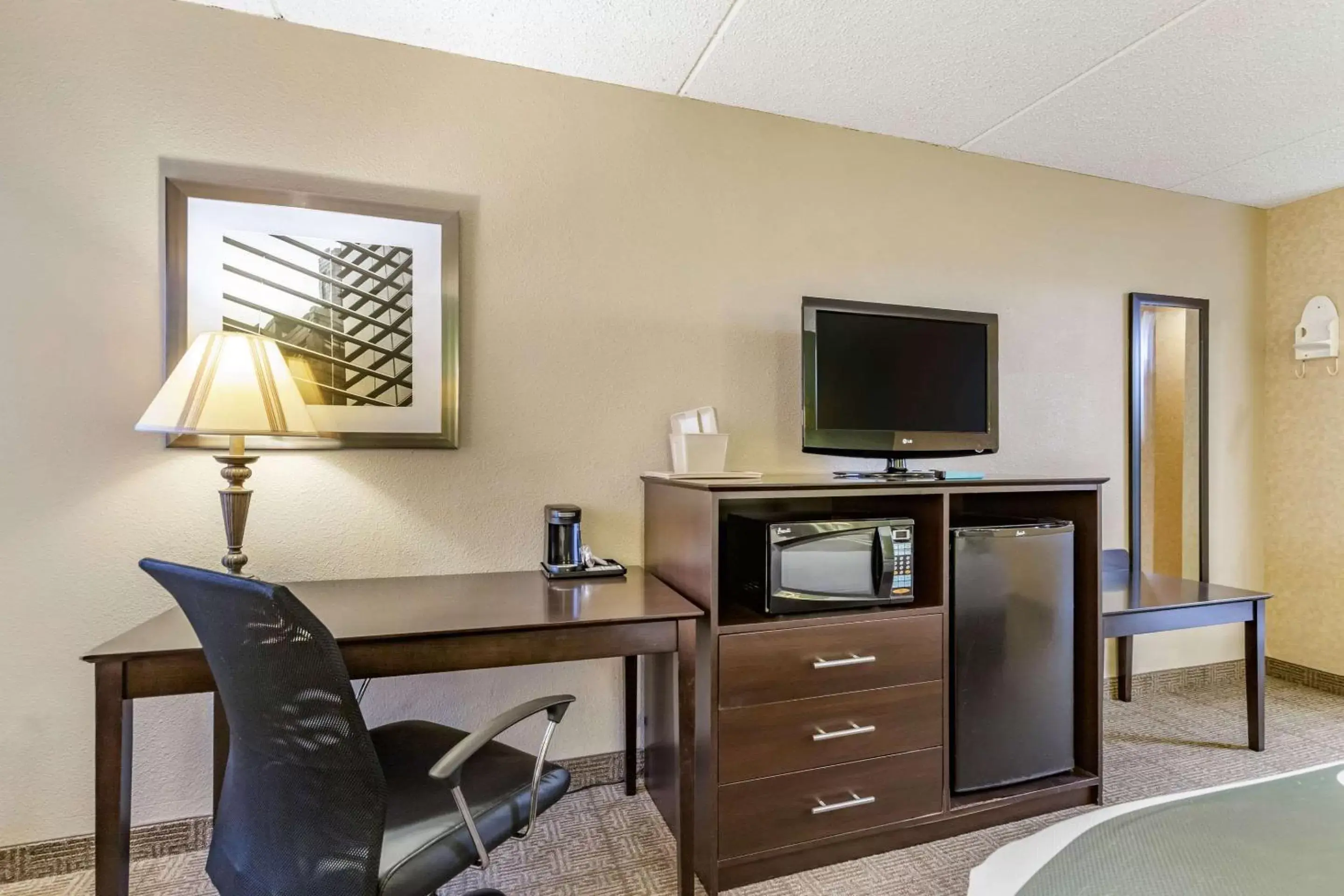 Photo of the whole room, TV/Entertainment Center in Quality Inn San Antonio Fiesta at Six Flags