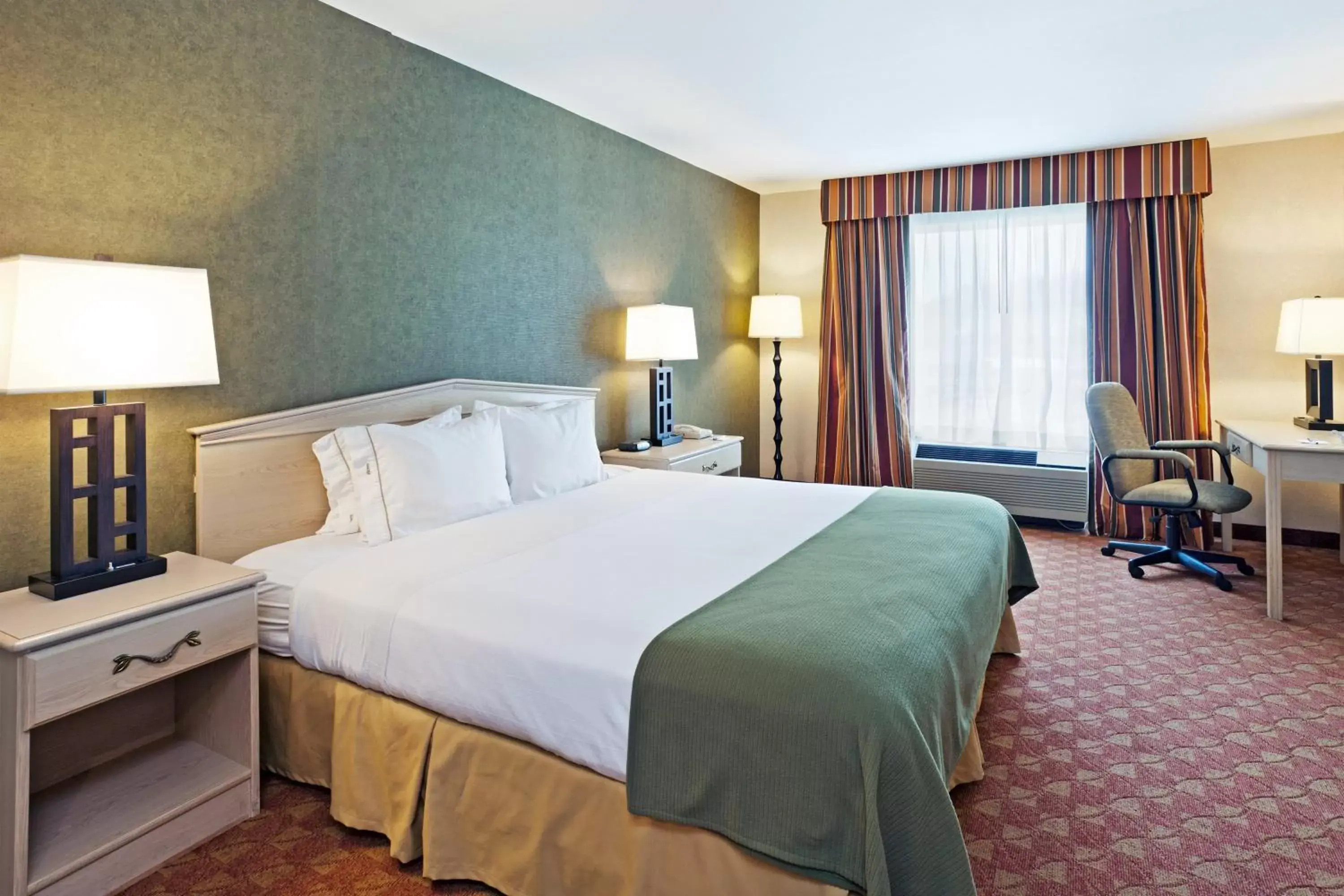 Photo of the whole room, Bed in Holiday Inn Express Hotel & Suites Corbin, an IHG Hotel