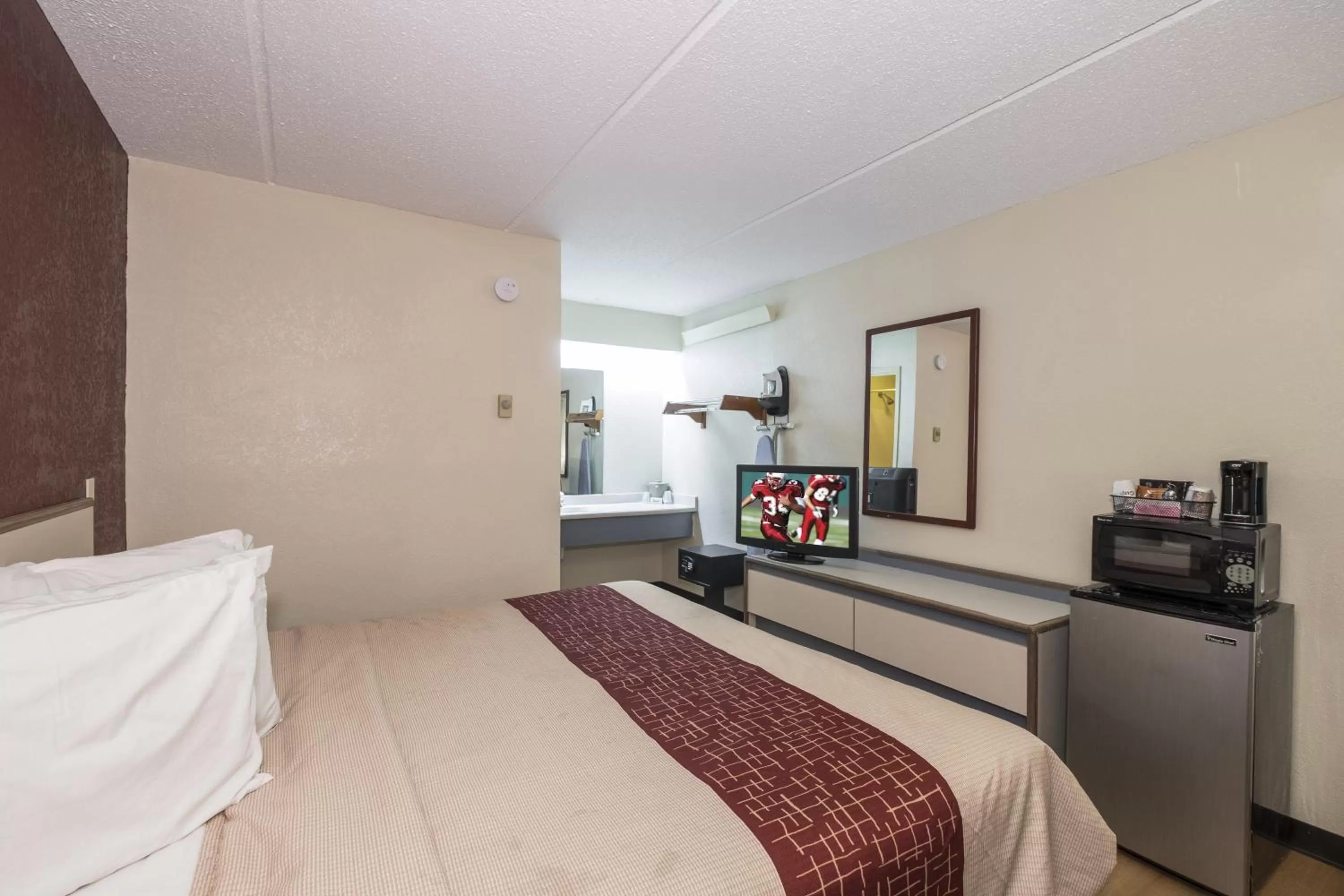 Photo of the whole room, Bed in Red Roof Inn Atlanta-Norcross
