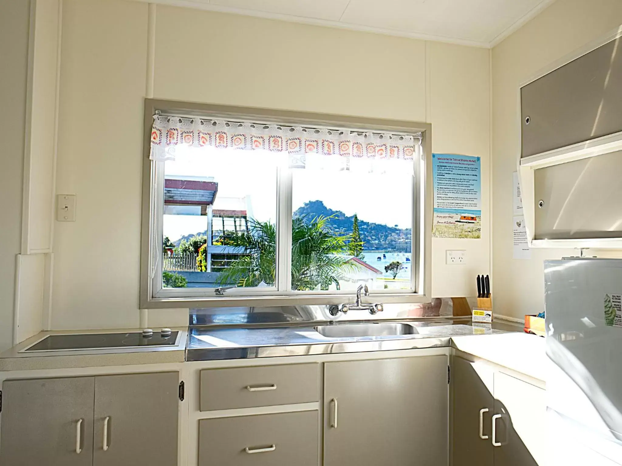 Kitchen or kitchenette, Kitchen/Kitchenette in Tairua Shores Motel