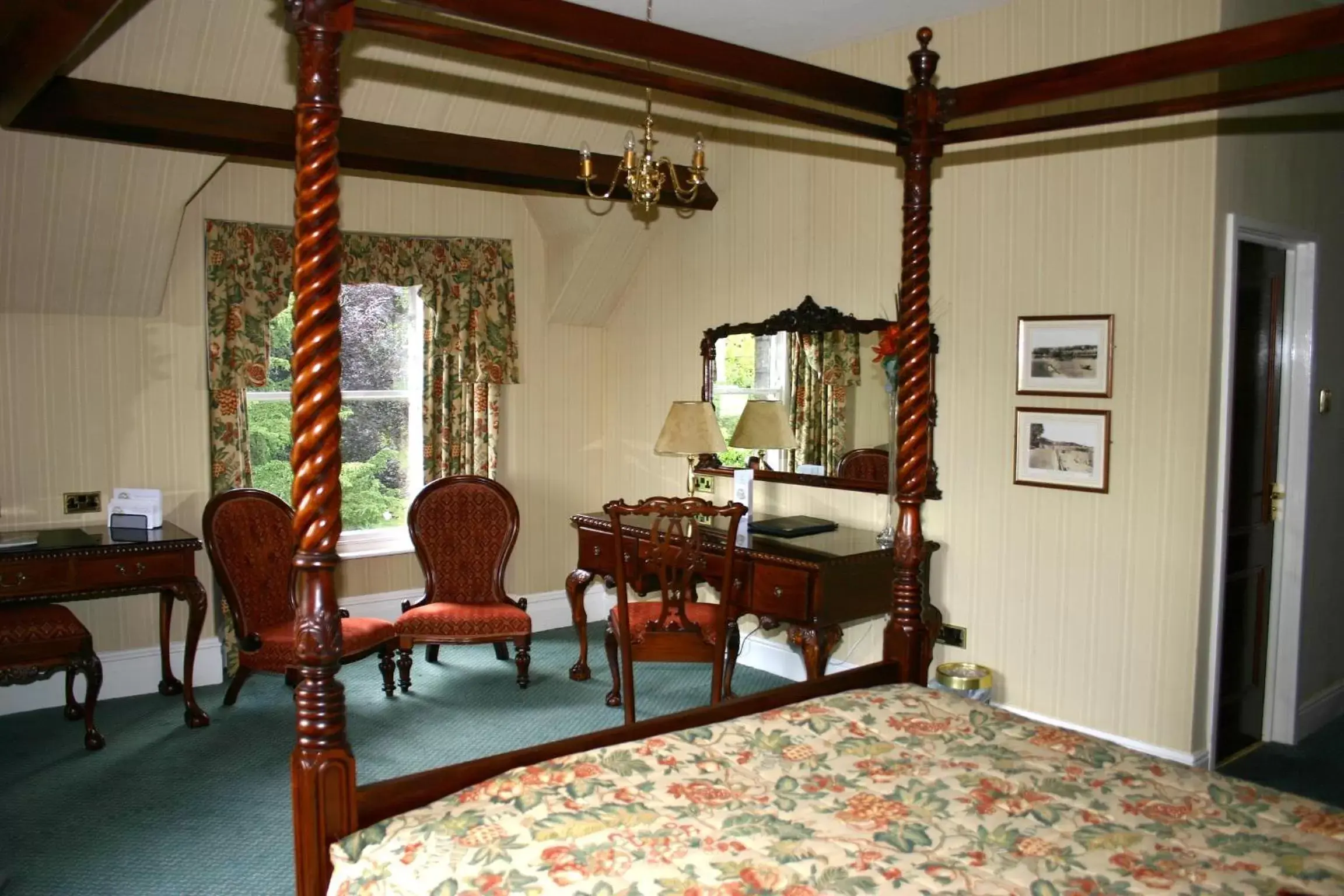 Bed, Seating Area in Cumbria Grand Hotel