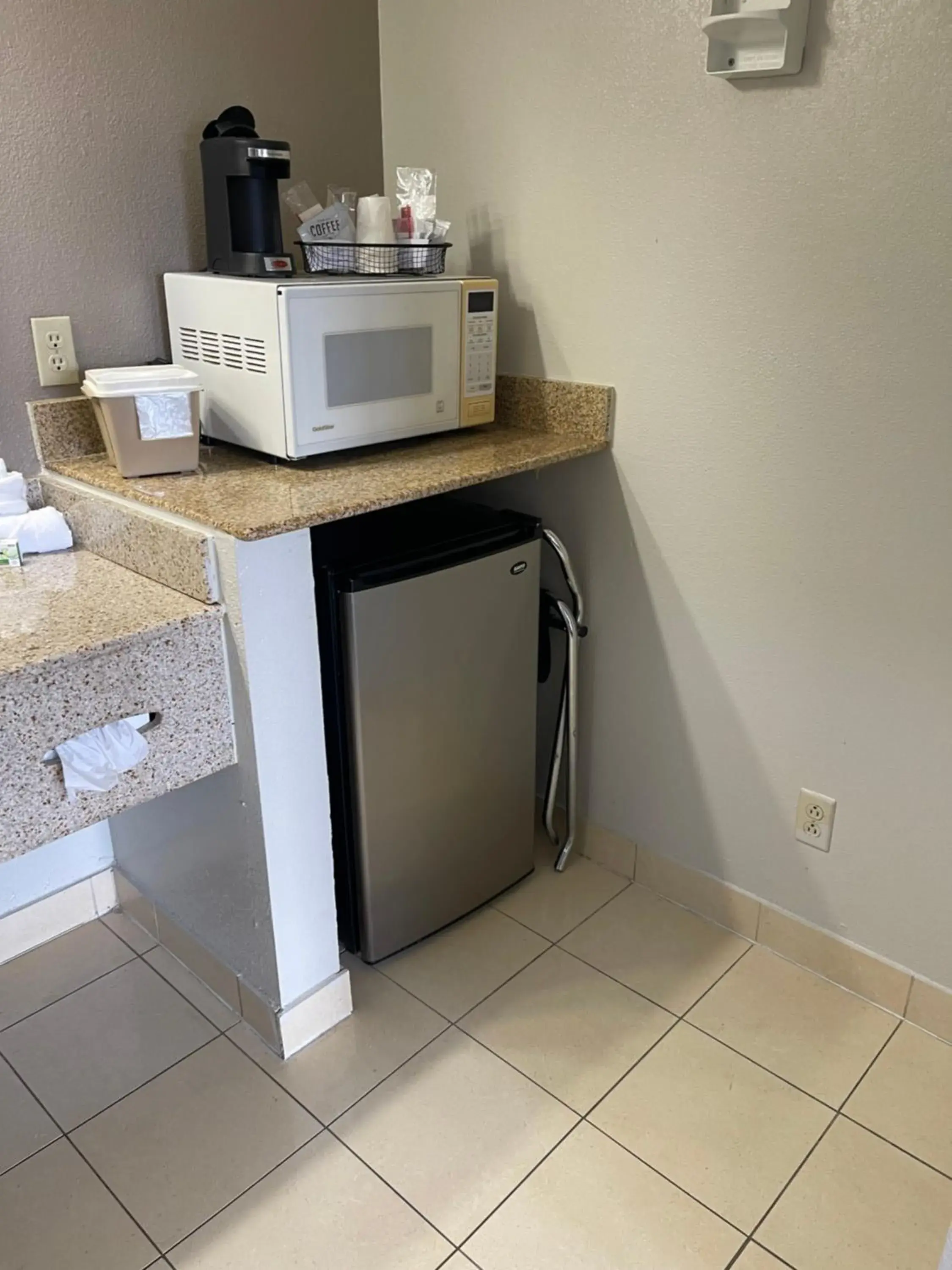 Kitchen/Kitchenette in Travelodge by Wyndham Tucson AZ