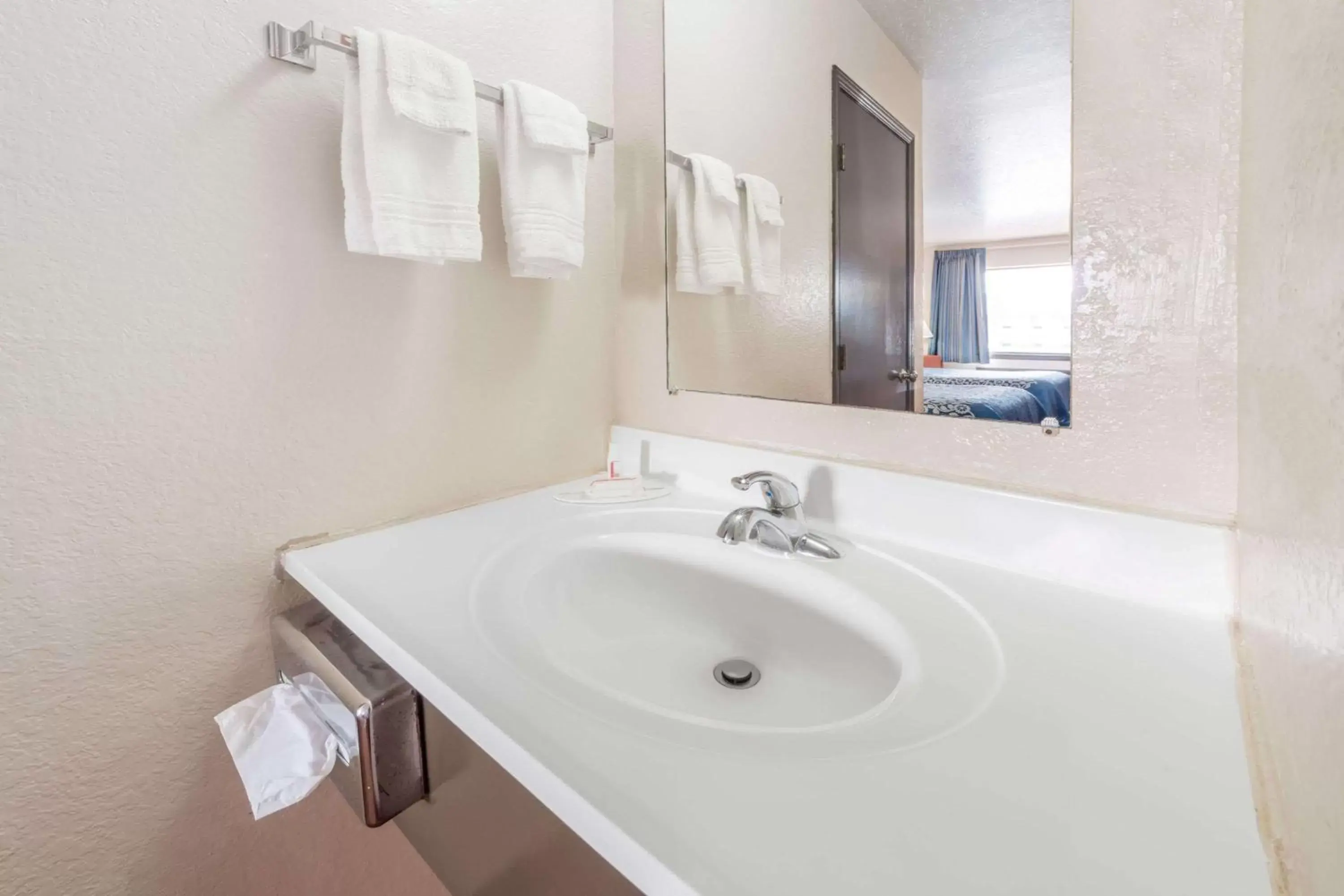 Photo of the whole room, Bathroom in Days Inn by Wyndham Russell
