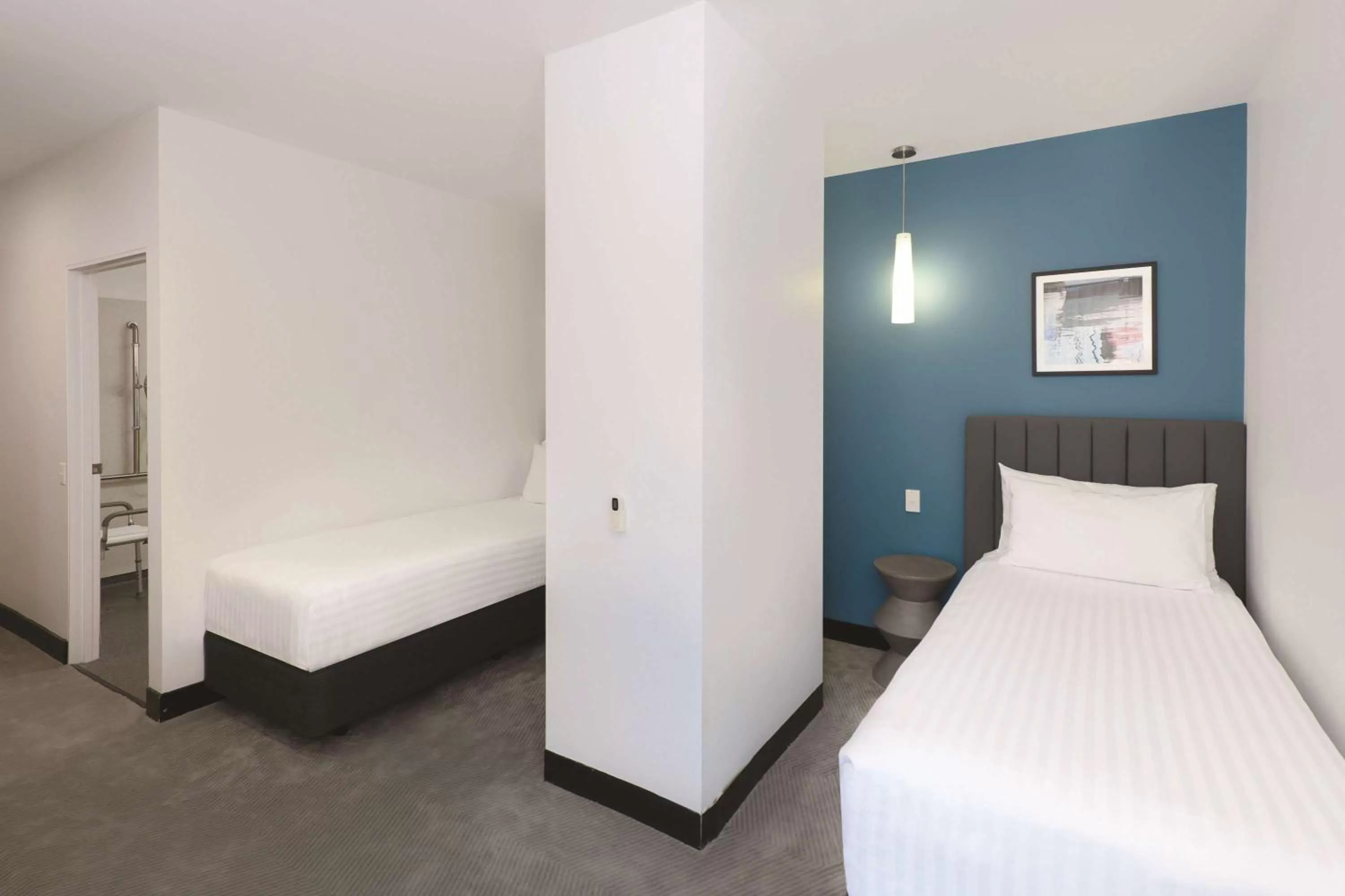 Bedroom, Bed in Travelodge Hotel Hobart