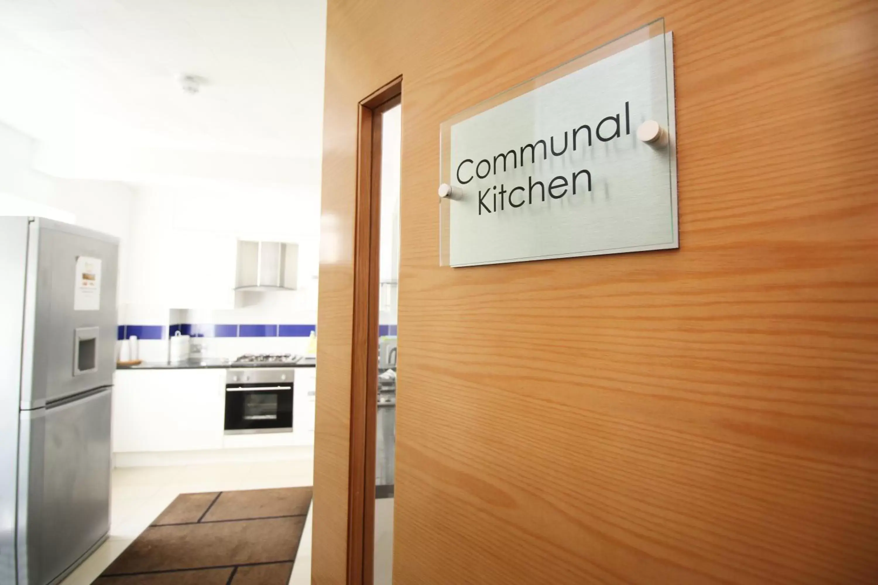 Communal kitchen in Flexistay Aparthotel Sutton