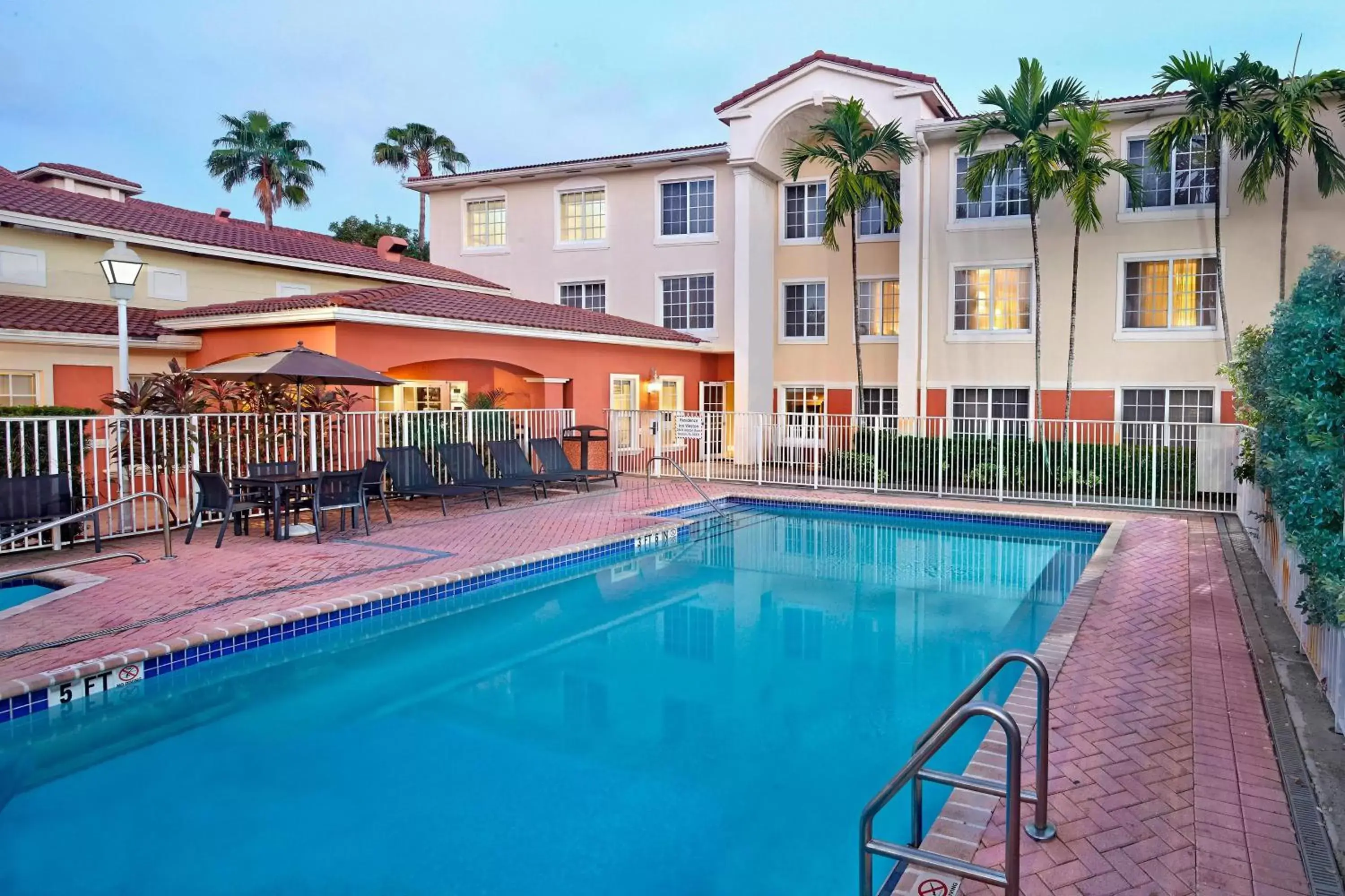 Swimming Pool in Residence Inn by Marriott Fort Lauderdale Weston