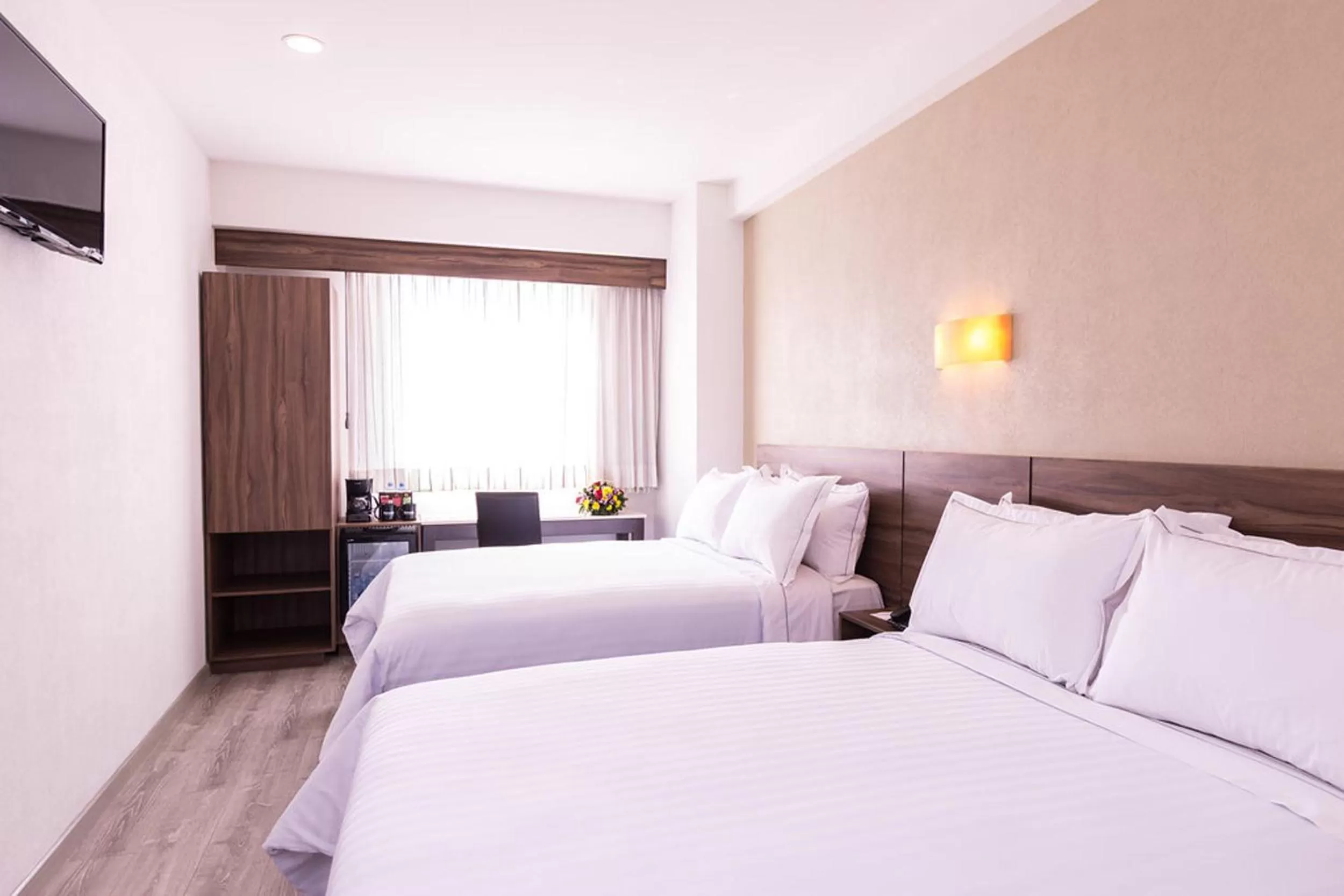 Photo of the whole room, Bed in Crown Victoria Hotel