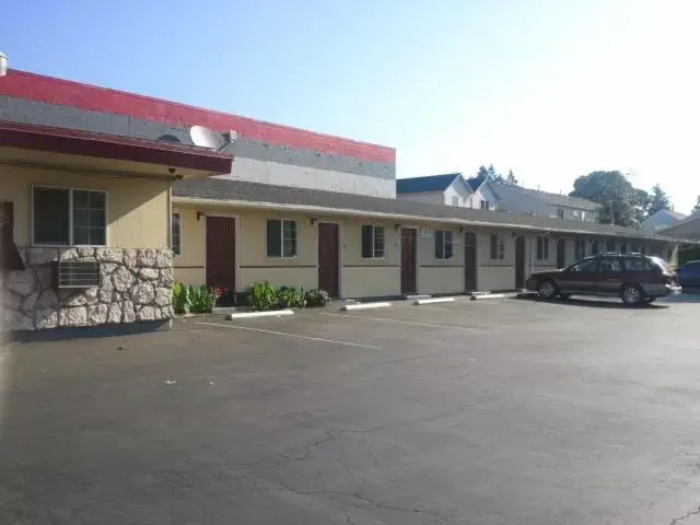Facade/entrance, Property Building in Aaron Motel