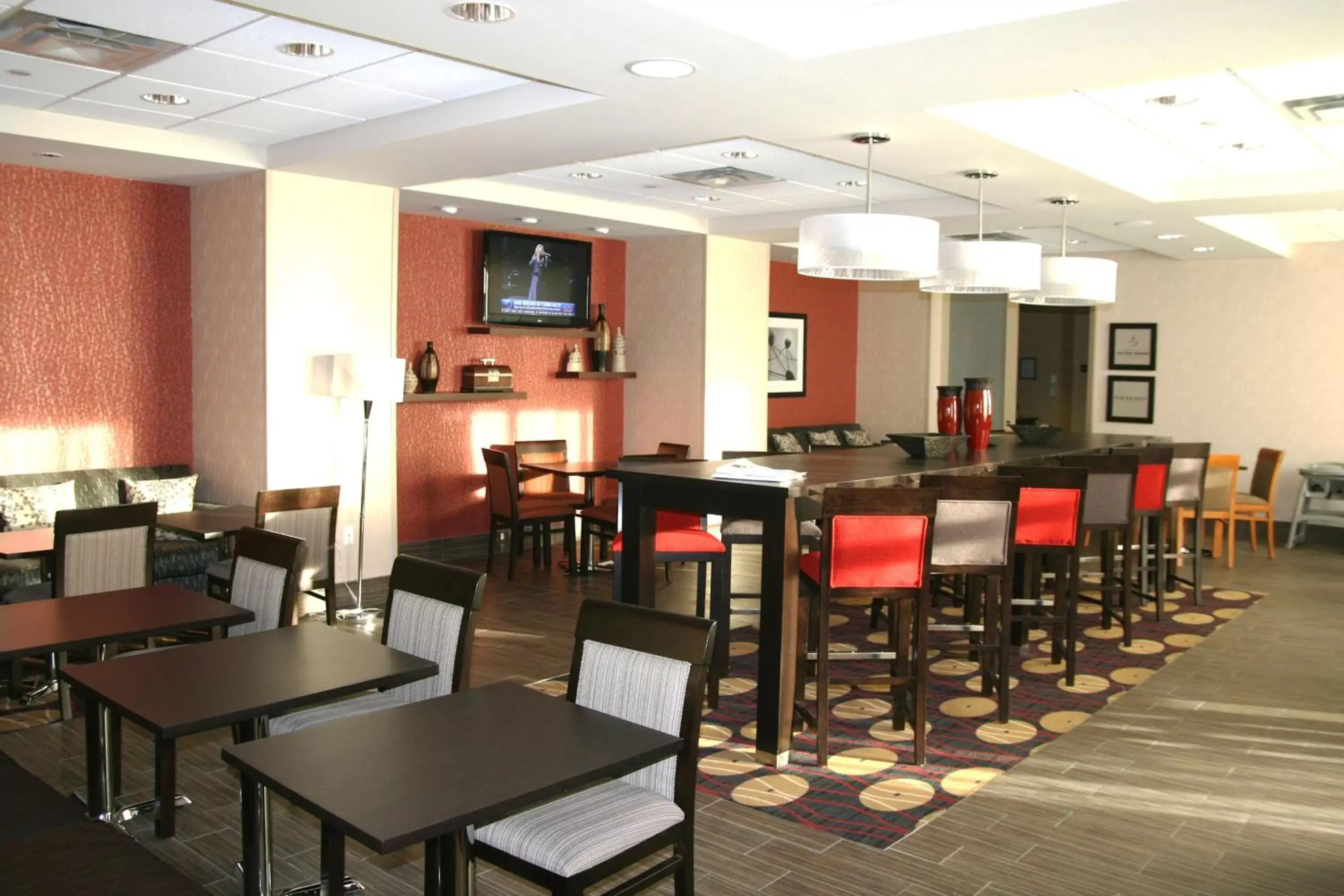 Lobby or reception, Restaurant/Places to Eat in Hampton Inn by Hilton Fort Saskatchewan