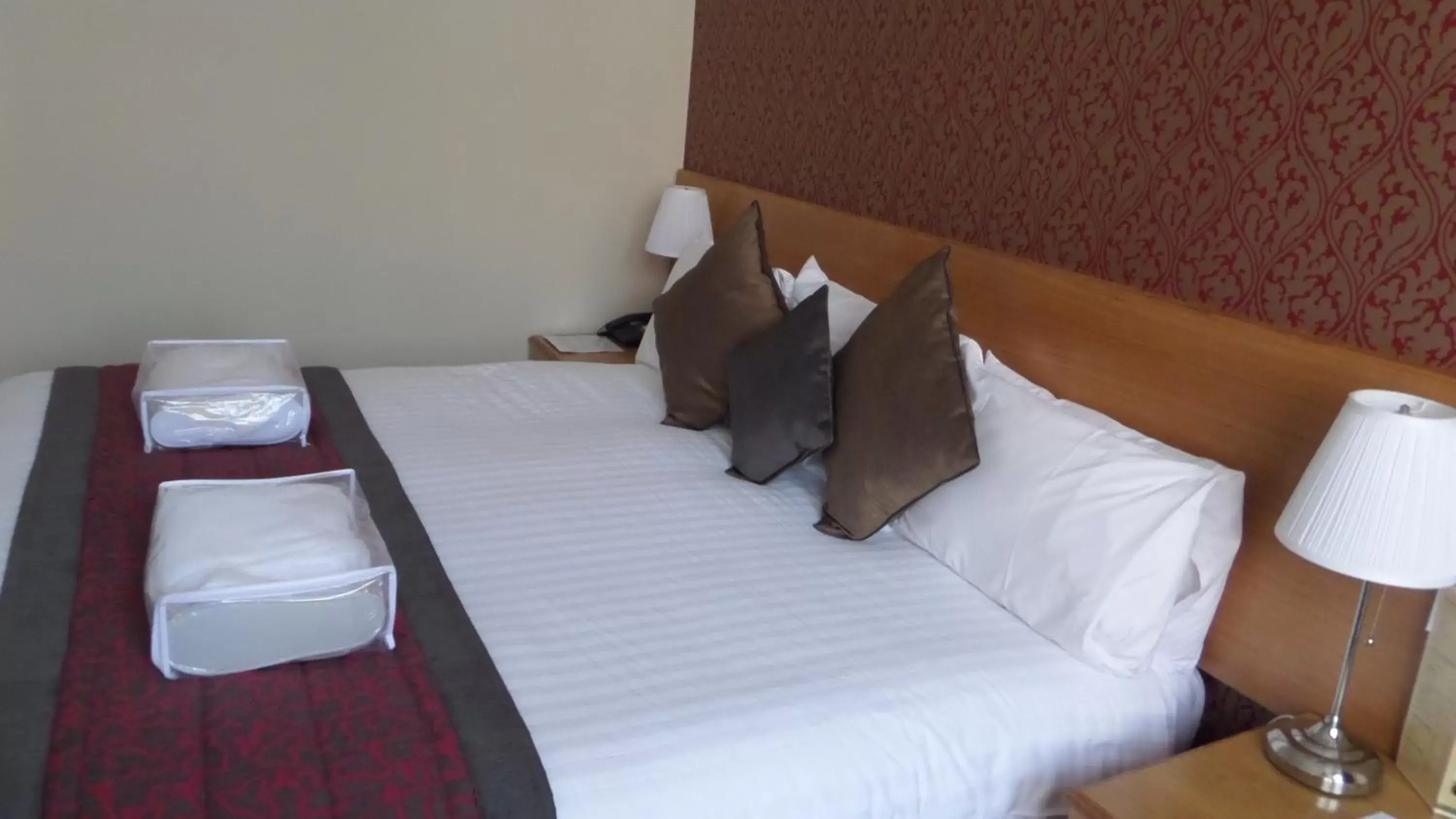 Bed, Room Photo in Crown & Mitre Hotel